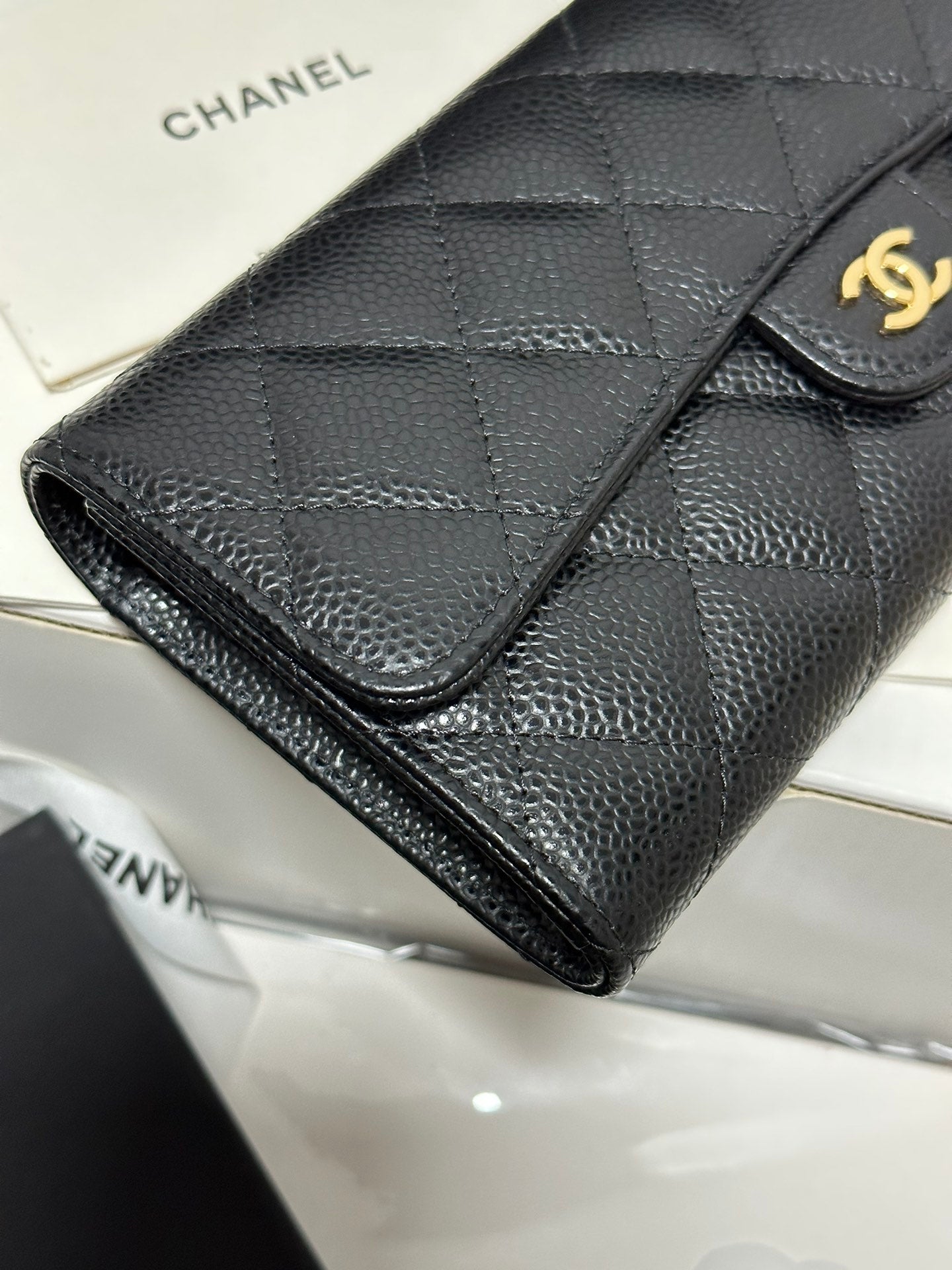 Cartera clásica CC con solapa larga, negra, acolchada, con hebilla dorada caviar 243676