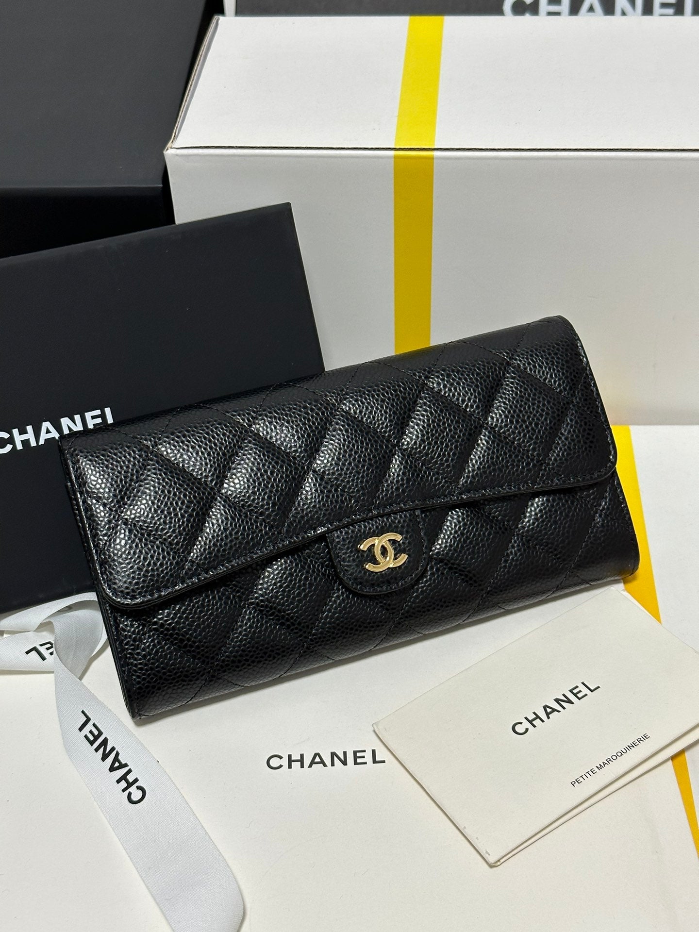 Cartera clásica CC con solapa larga, negra, acolchada, con hebilla dorada caviar 243676