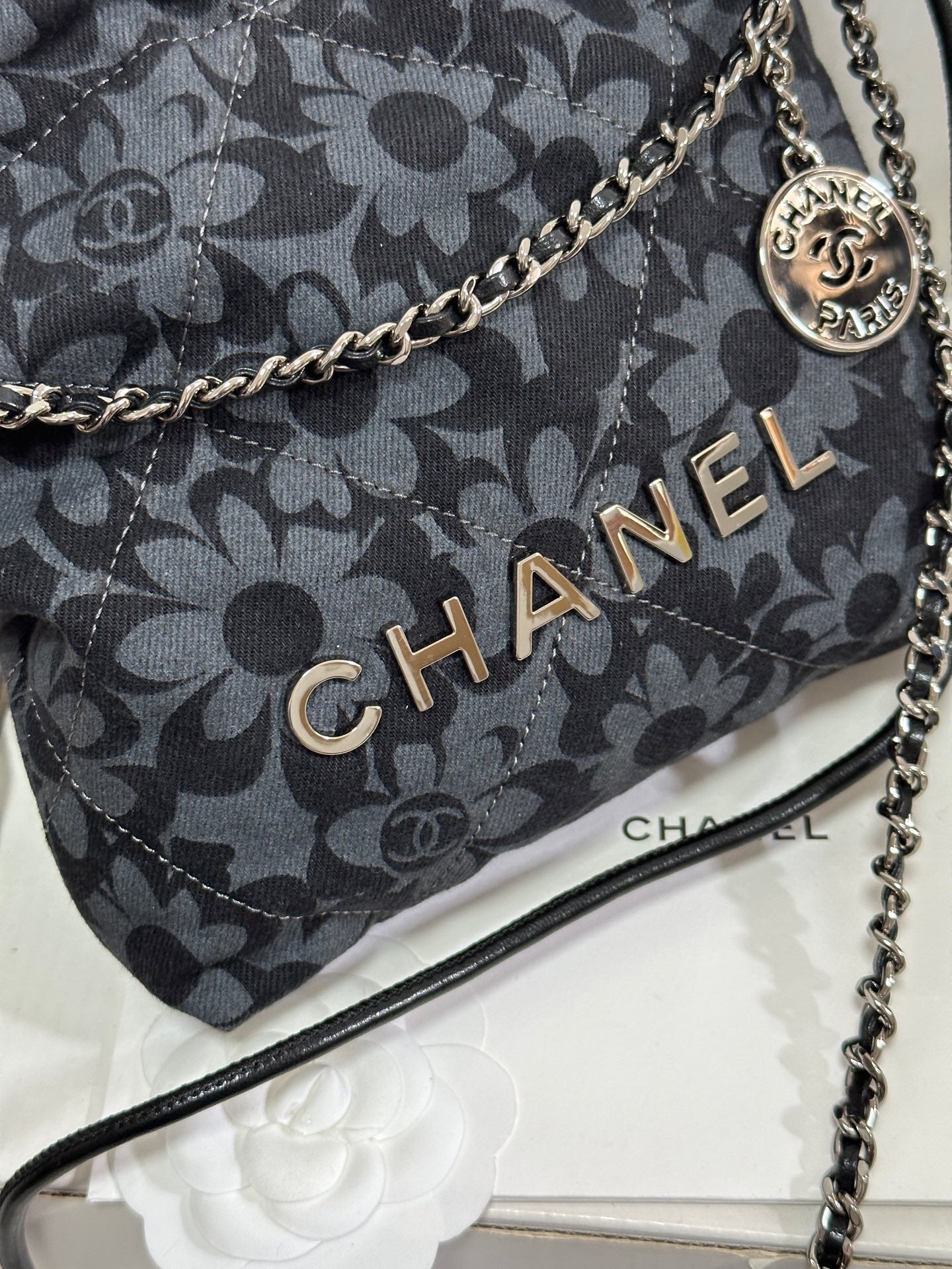 Sac CC 22 Mini Gris Noir Motif Camélia Denim Quincaillerie Argent 243630