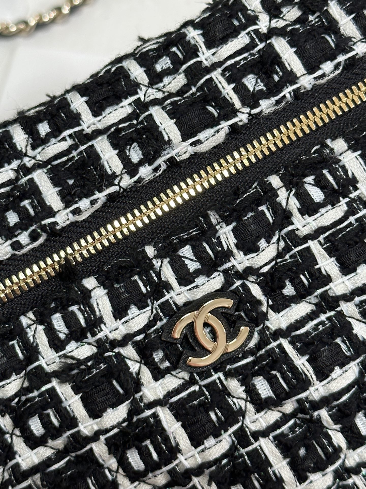 Neceser CC 25C de tweed blanco y negro con herrajes en dorado claro 243667