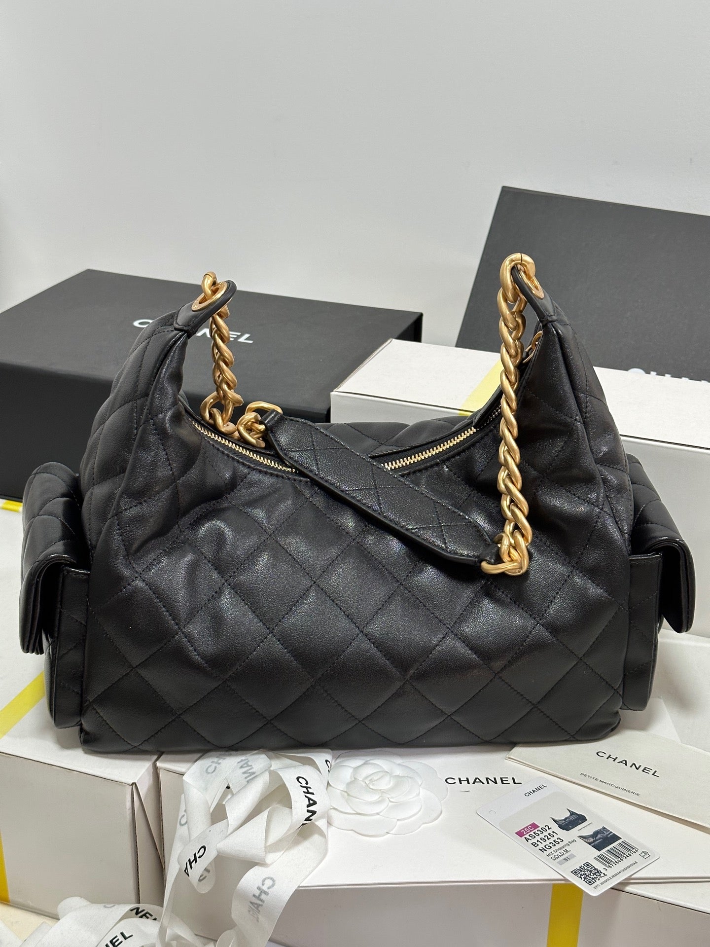 Sac Hobo CC 25C 35 cm en cuir d'agneau noir, accessoires dorés 243536