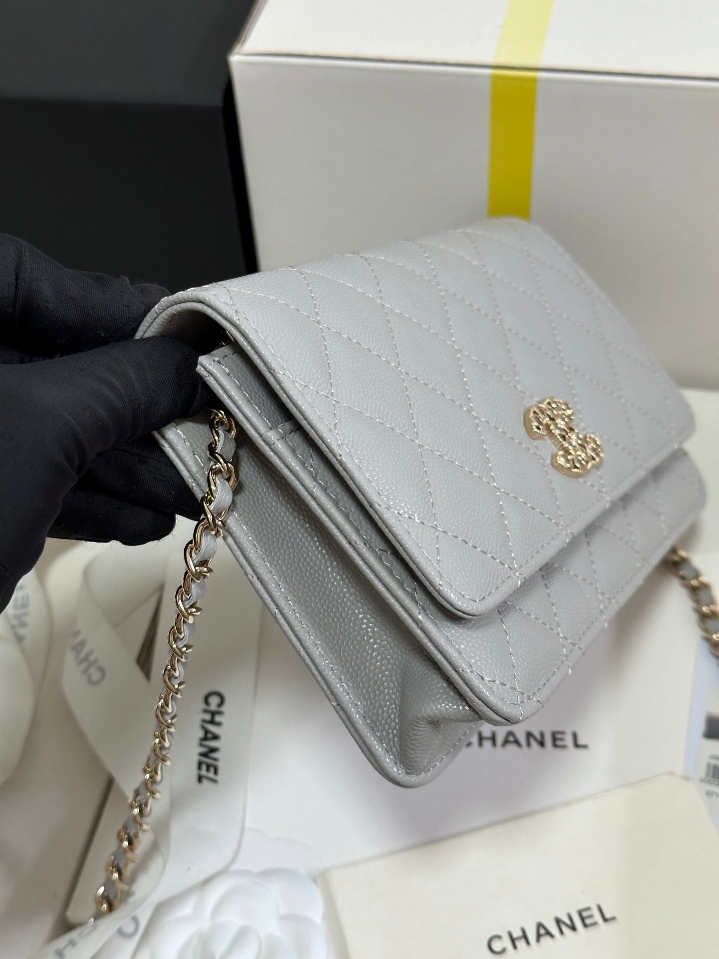 Cartera CC 25P con cadena de 19 cm, piel de vaca gris claro, corazón con diamantes de imitación 243598