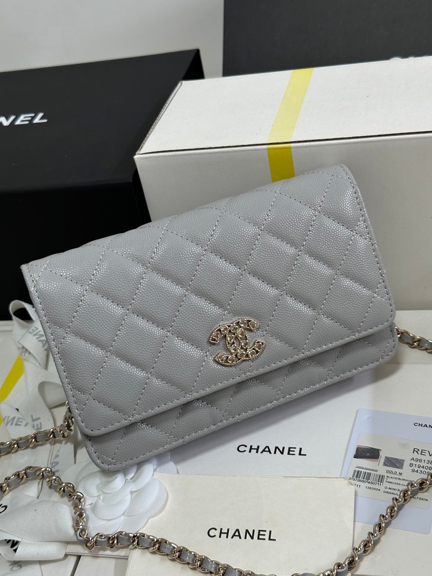 Cartera CC 25P con cadena de 19 cm, piel de vaca gris claro, corazón con diamantes de imitación 243598