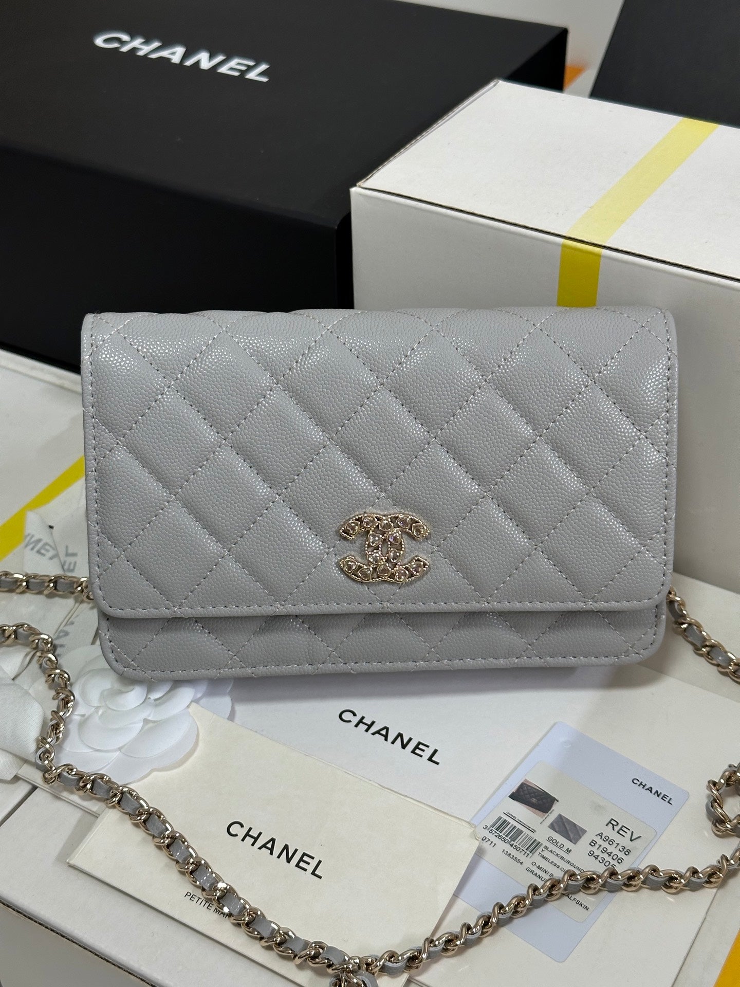 Cartera CC 25P con cadena de 19 cm, piel de vaca gris claro, corazón con diamantes de imitación 243598