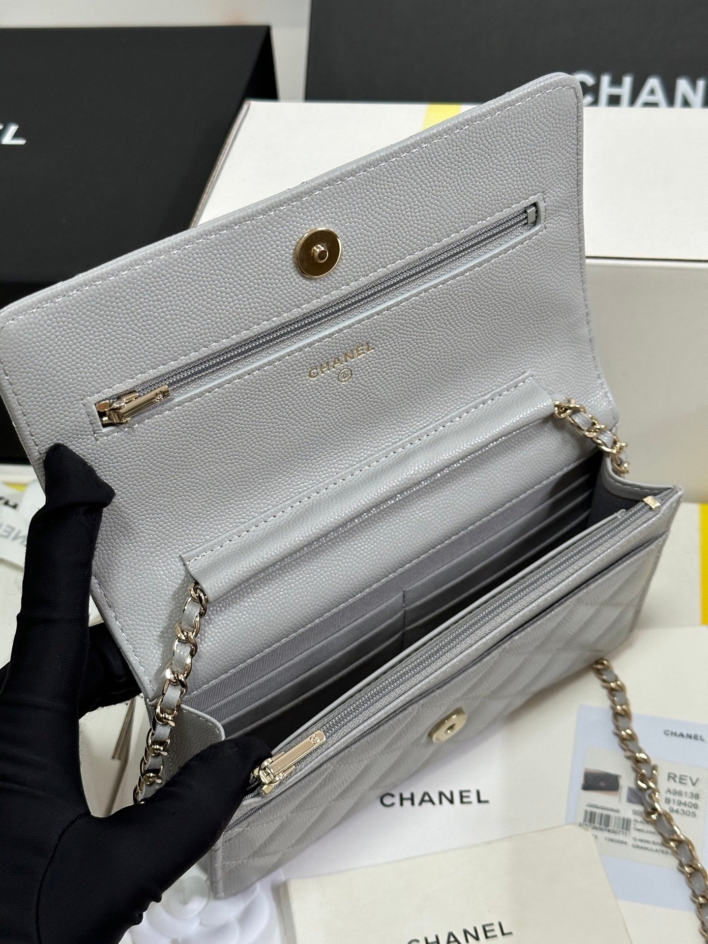 Cartera CC 25P con cadena de 19 cm, piel de vaca gris claro, corazón con diamantes de imitación 243598