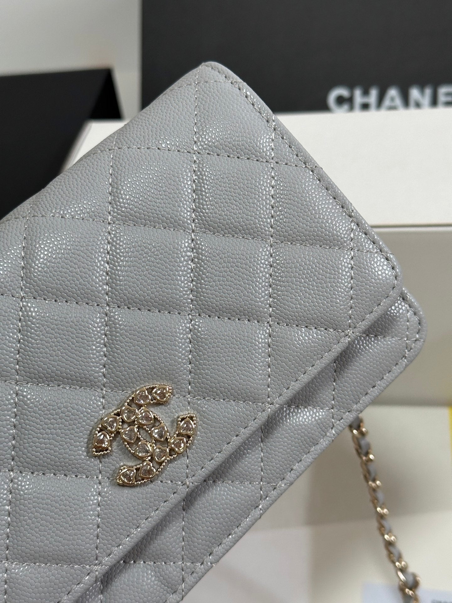 Cartera CC 25P con cadena de 19 cm, piel de vaca gris claro, corazón con diamantes de imitación 243598