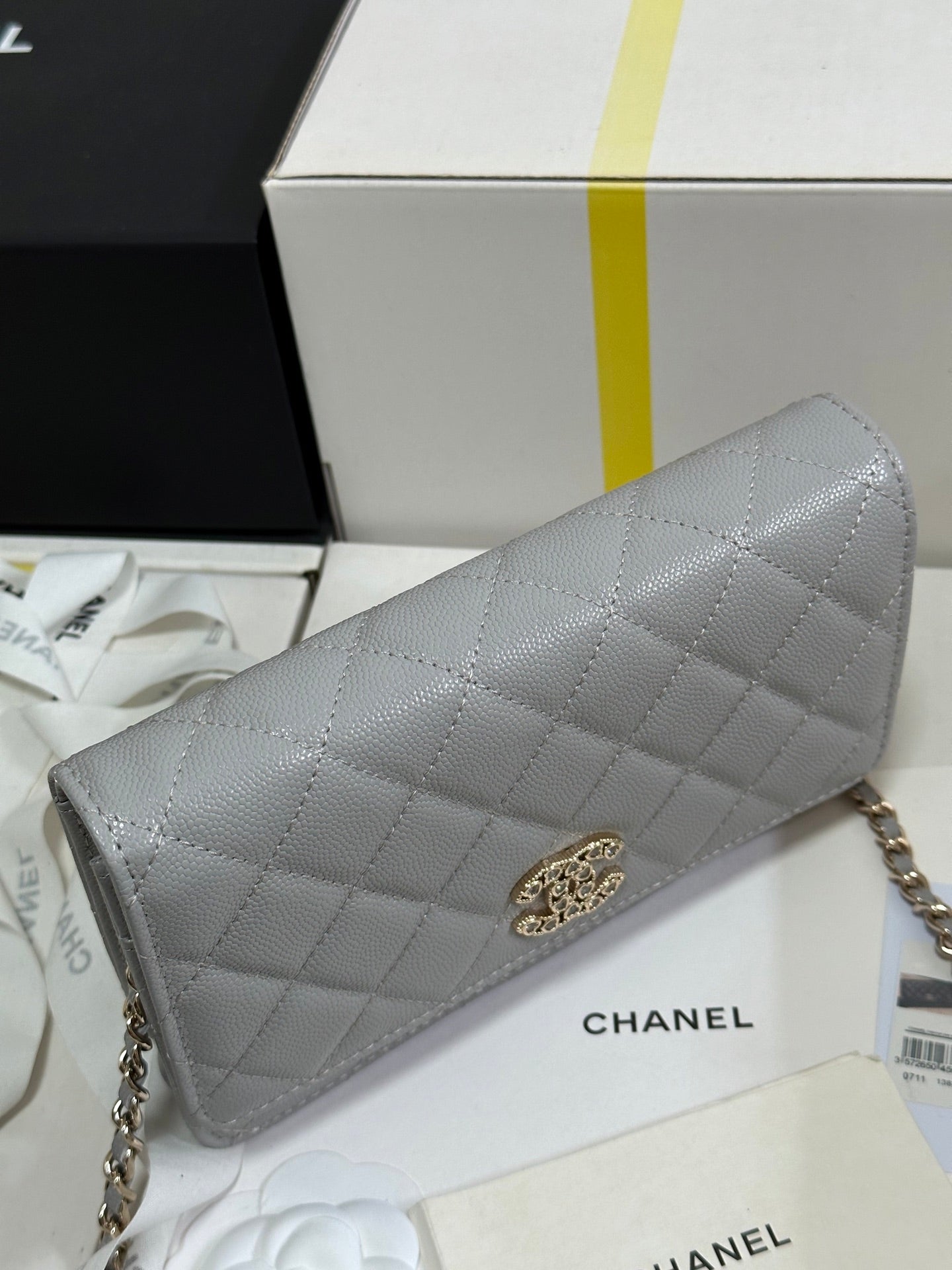 Cartera CC 25P con cadena de 19 cm, piel de vaca gris claro, corazón con diamantes de imitación 243598