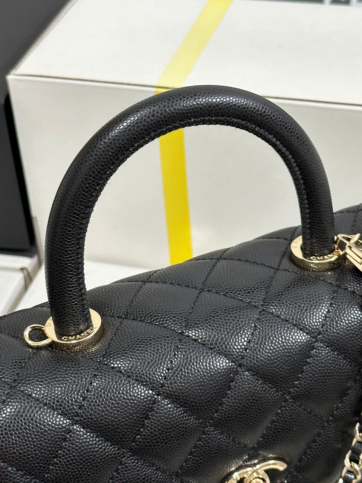 Bolso CC Coco con asa y solapa, 24 cm, acolchado negro, caviar, herrajes dorados claros, 243475