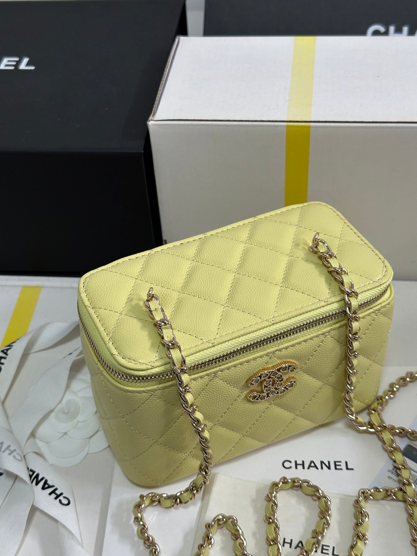 CC 25C Neceser de 17 cm, piel color caviar amarillo, corazón de diamantes de imitación, herrajes en dorado claro 243418