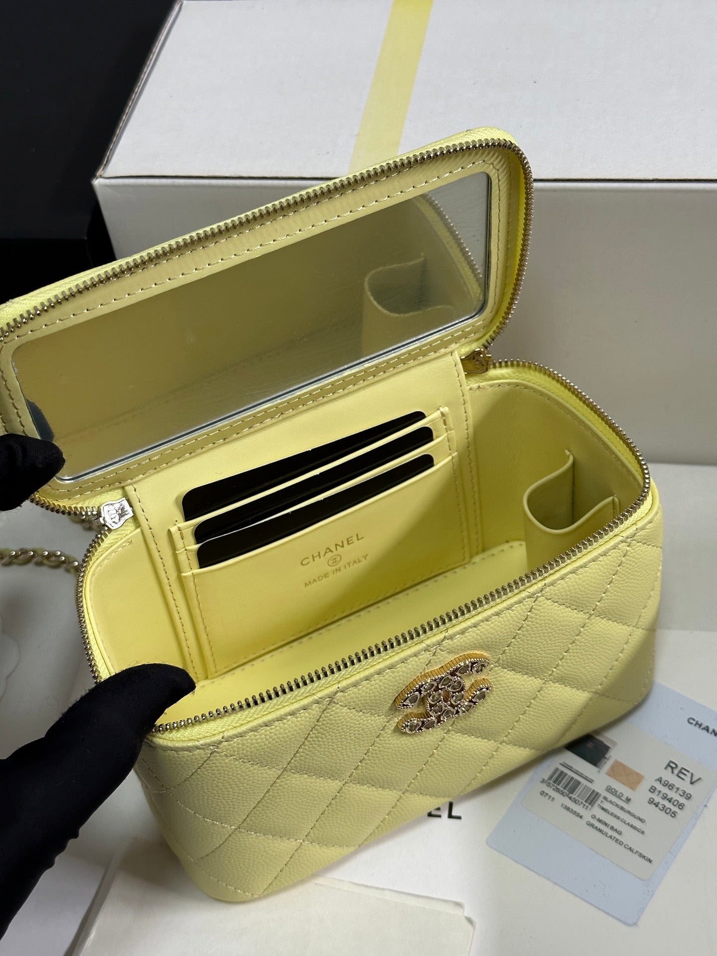 CC 25C Neceser de 17 cm, piel color caviar amarillo, corazón de diamantes de imitación, herrajes en dorado claro 243418