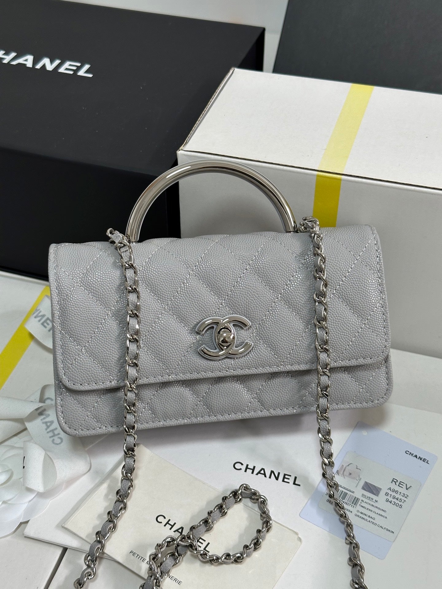Portefeuille CC 25P avec poignée Woc 17 cm en cuir gris clair et accessoires argentés 243436