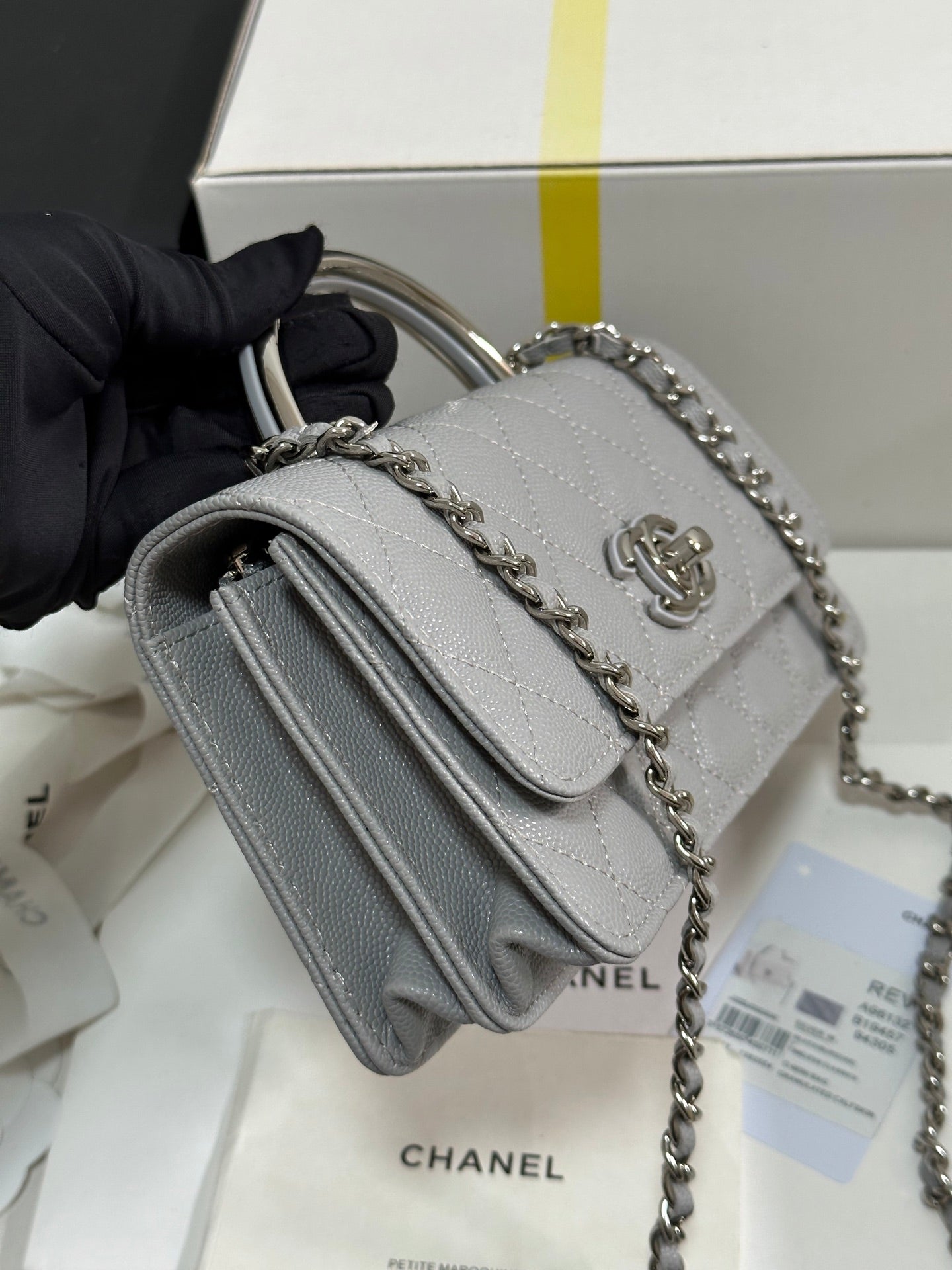 Cartera CC 25P con asa Woc de 17 cm, piel gris claro, herrajes plateados 243436