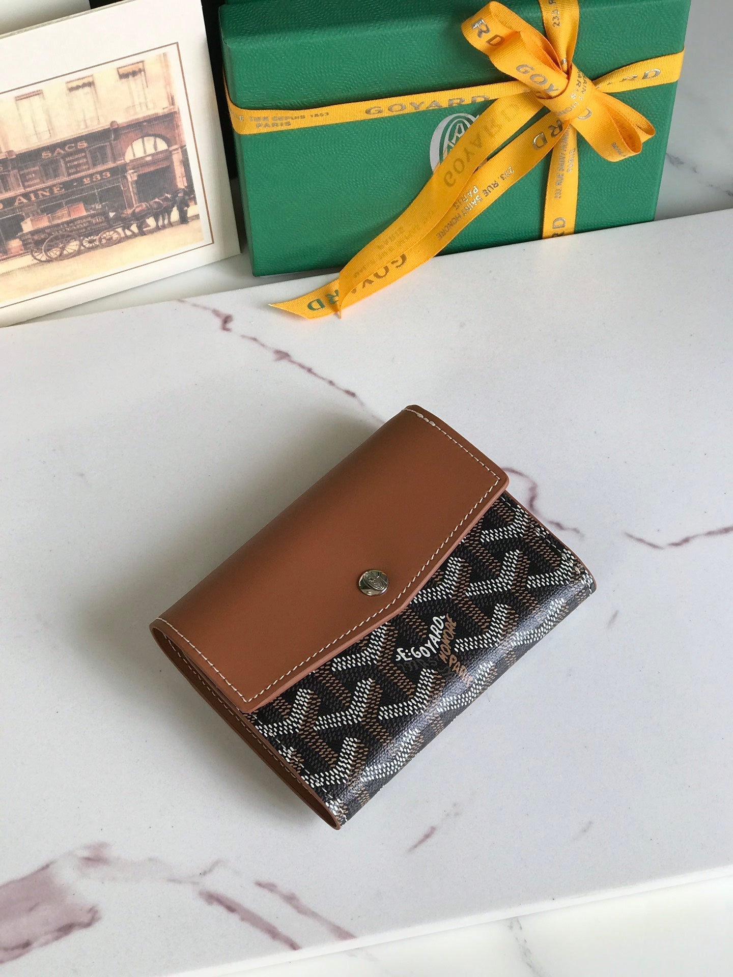 CARTERA SAINT-GABRIEL 12 EN PIEL DE BECERRO COLOR MARRÓN Y LONA GOYARDINE NEGRA