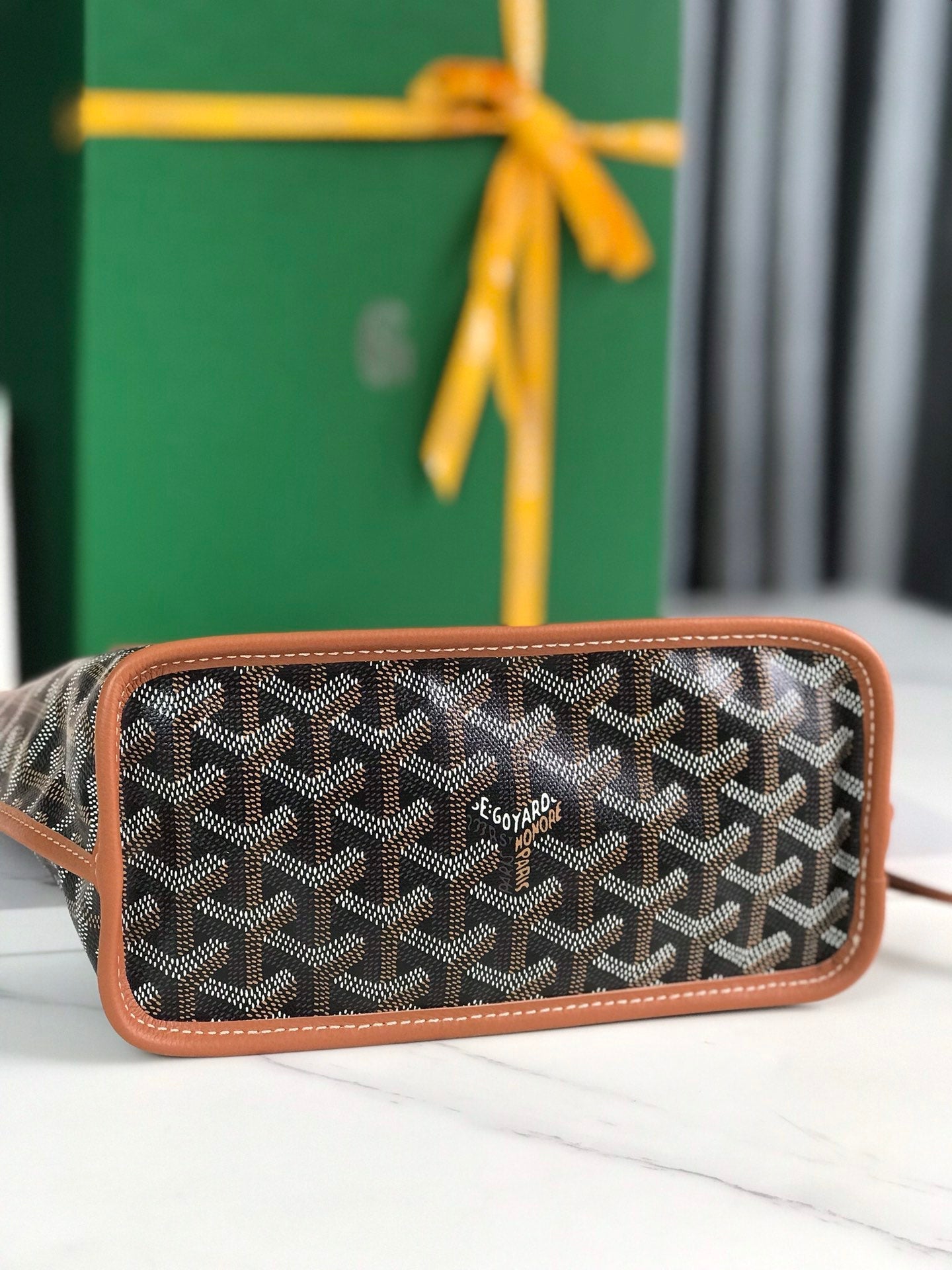 BOLSO ANJOU MINI 20 EN PIEL DE BECERRO COLOR MARRÓN Y LONA GOYARDINE NEGRA