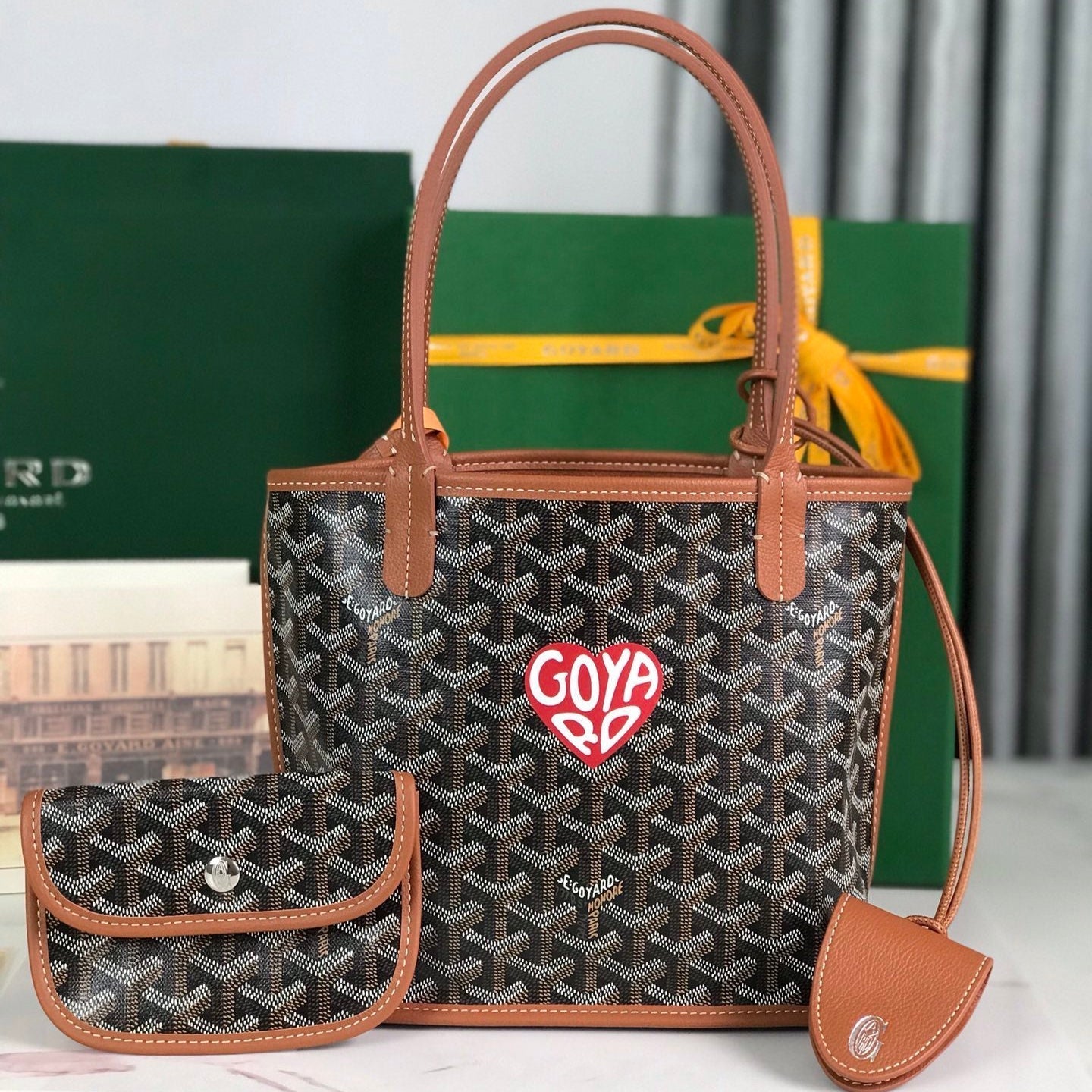 BOLSO ANJOU MINI 20 EN PIEL DE BECERRO COLOR MARRÓN Y LONA GOYARDINE NEGRA