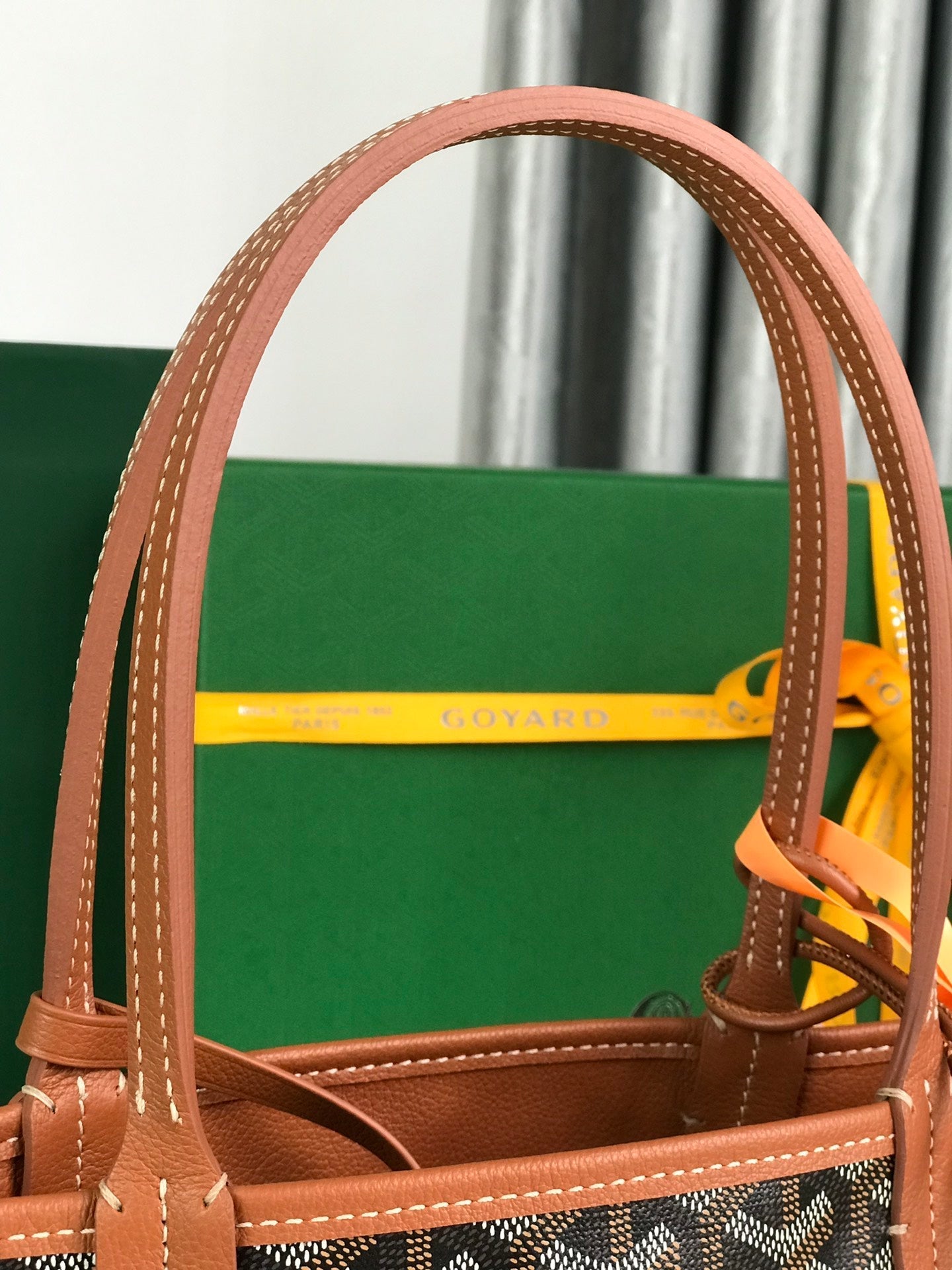BOLSO ANJOU MINI 20 EN PIEL DE BECERRO COLOR MARRÓN Y LONA GOYARDINE NEGRA