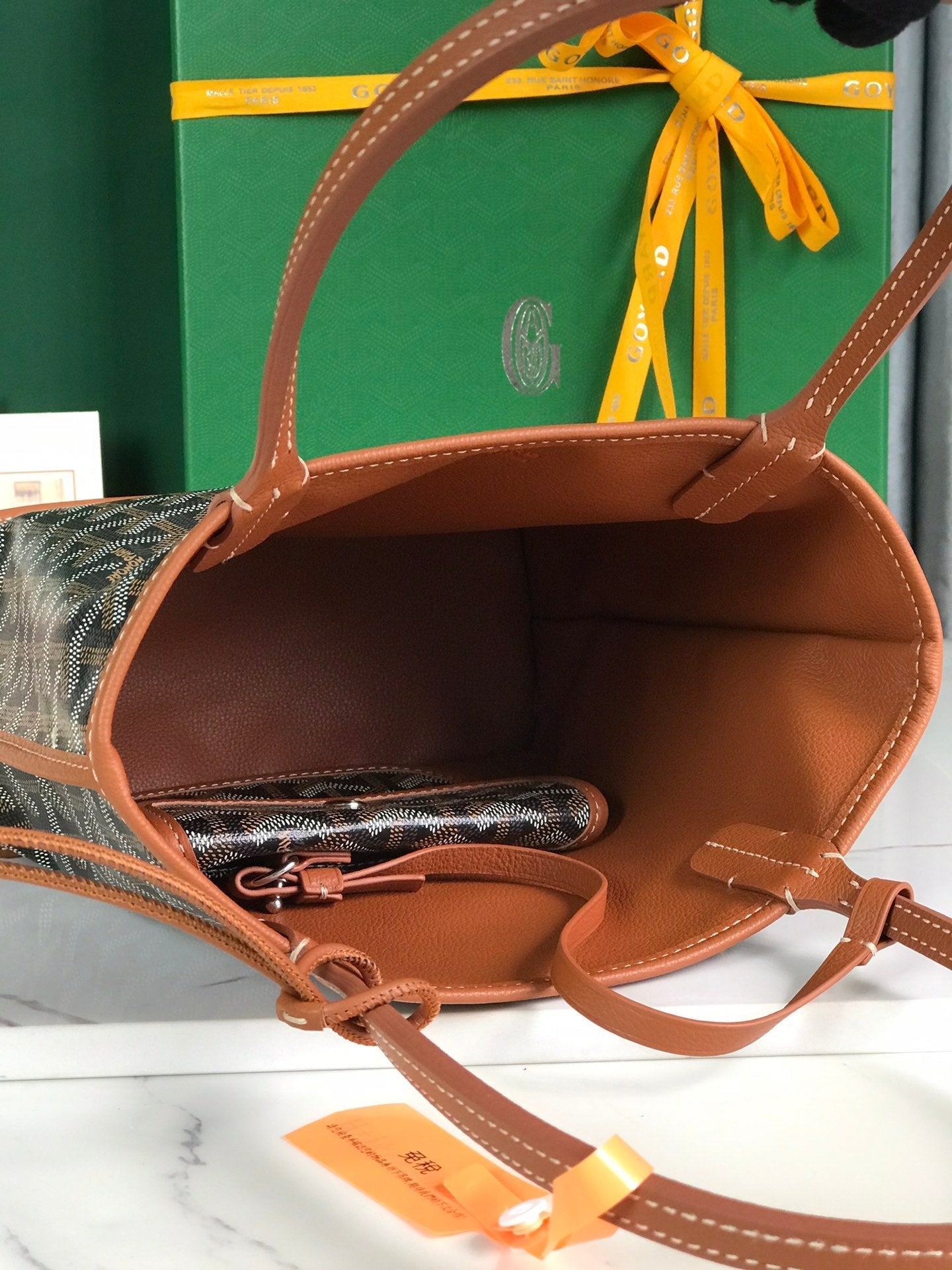 BOLSO ANJOU MINI 20 EN PIEL DE BECERRO COLOR MARRÓN Y LONA GOYARDINE NEGRA