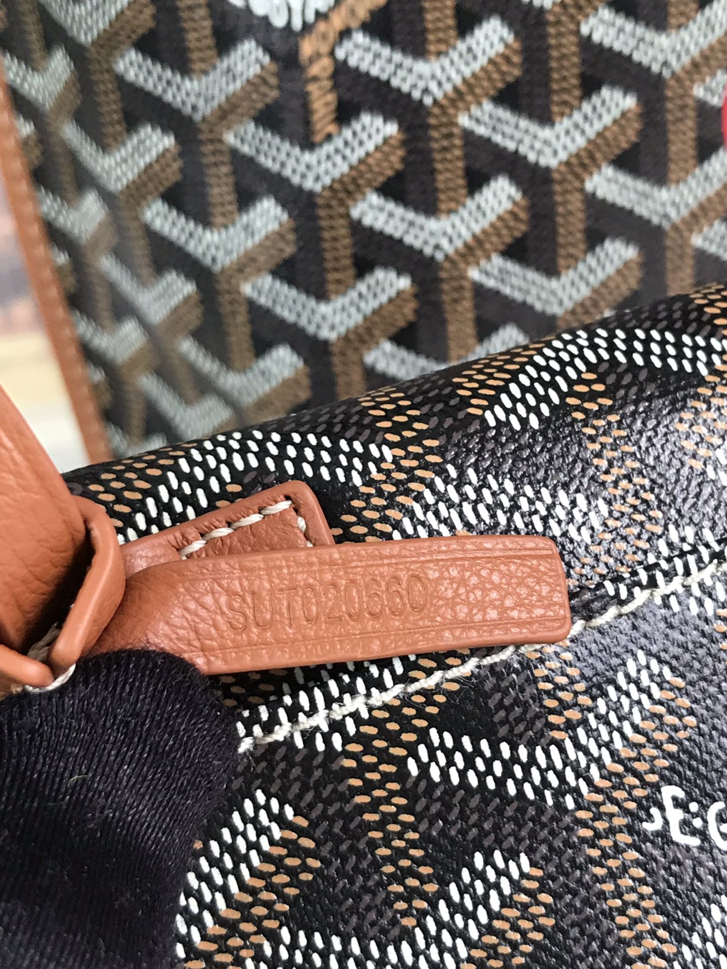 BOLSO ANJOU MINI 20 EN PIEL DE BECERRO COLOR MARRÓN Y LONA GOYARDINE NEGRA