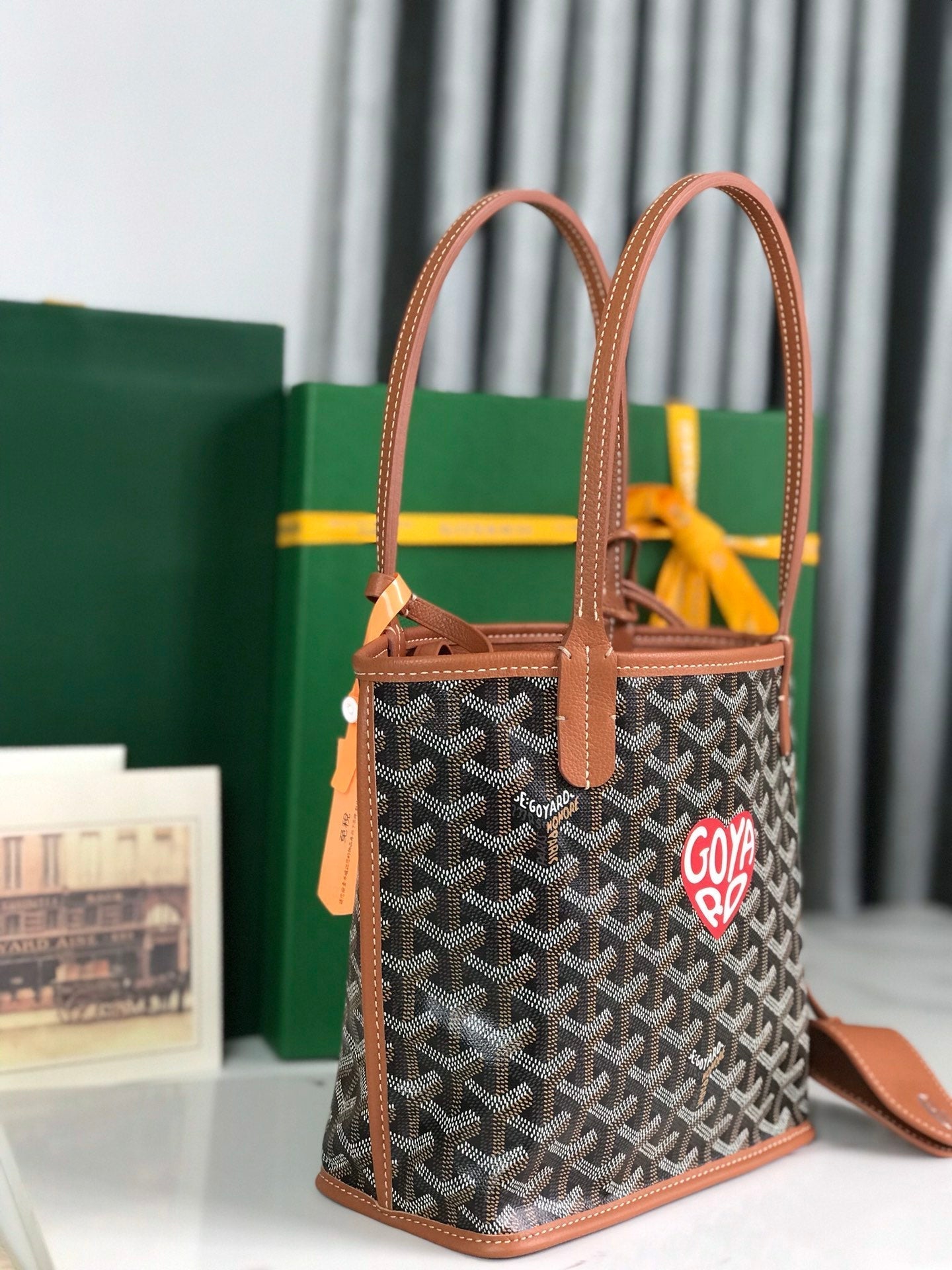 BOLSO ANJOU MINI 20 EN PIEL DE BECERRO COLOR MARRÓN Y LONA GOYARDINE NEGRA