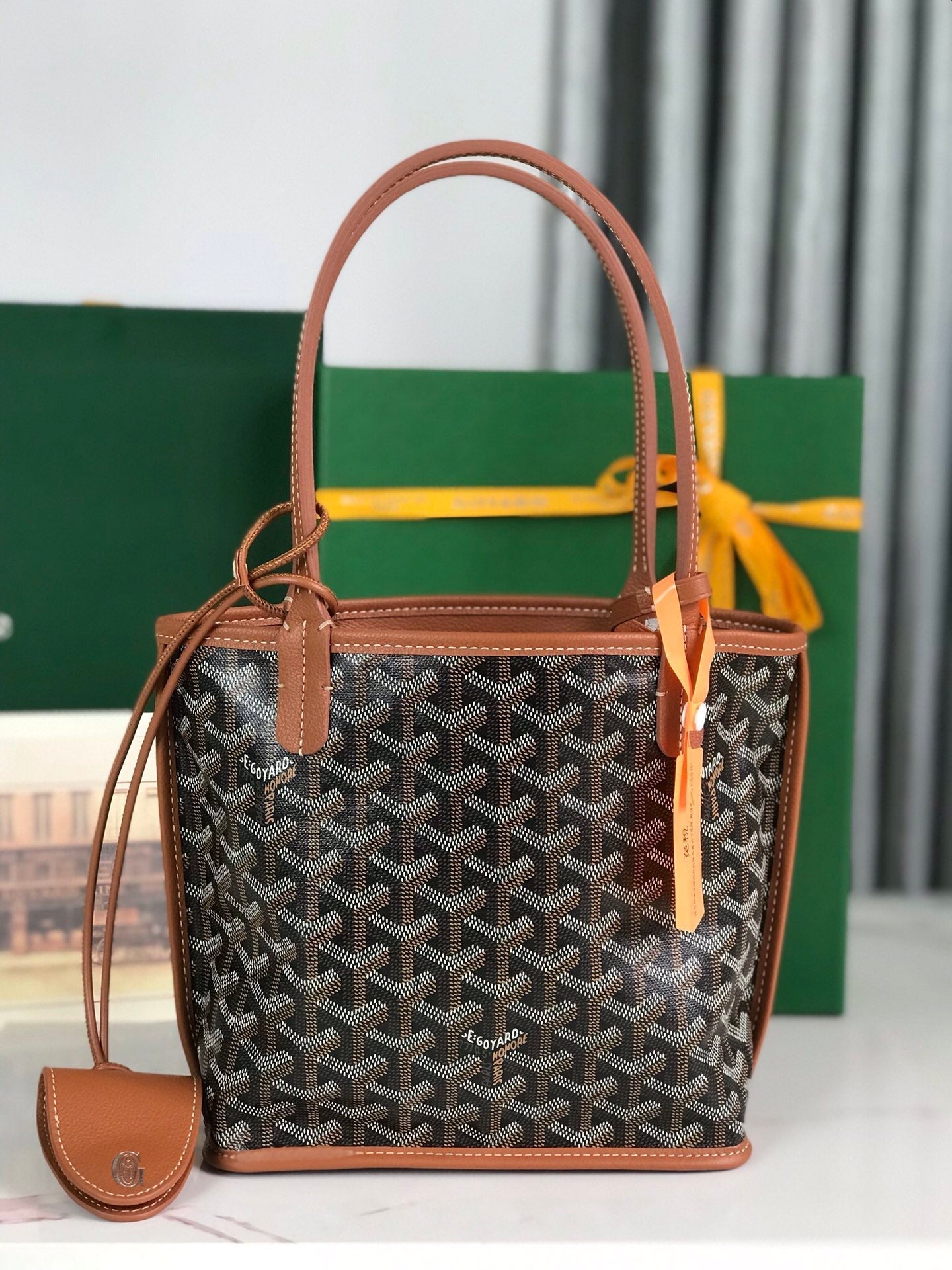 BOLSO ANJOU MINI 20 EN PIEL DE BECERRO COLOR MARRÓN Y LONA GOYARDINE NEGRA