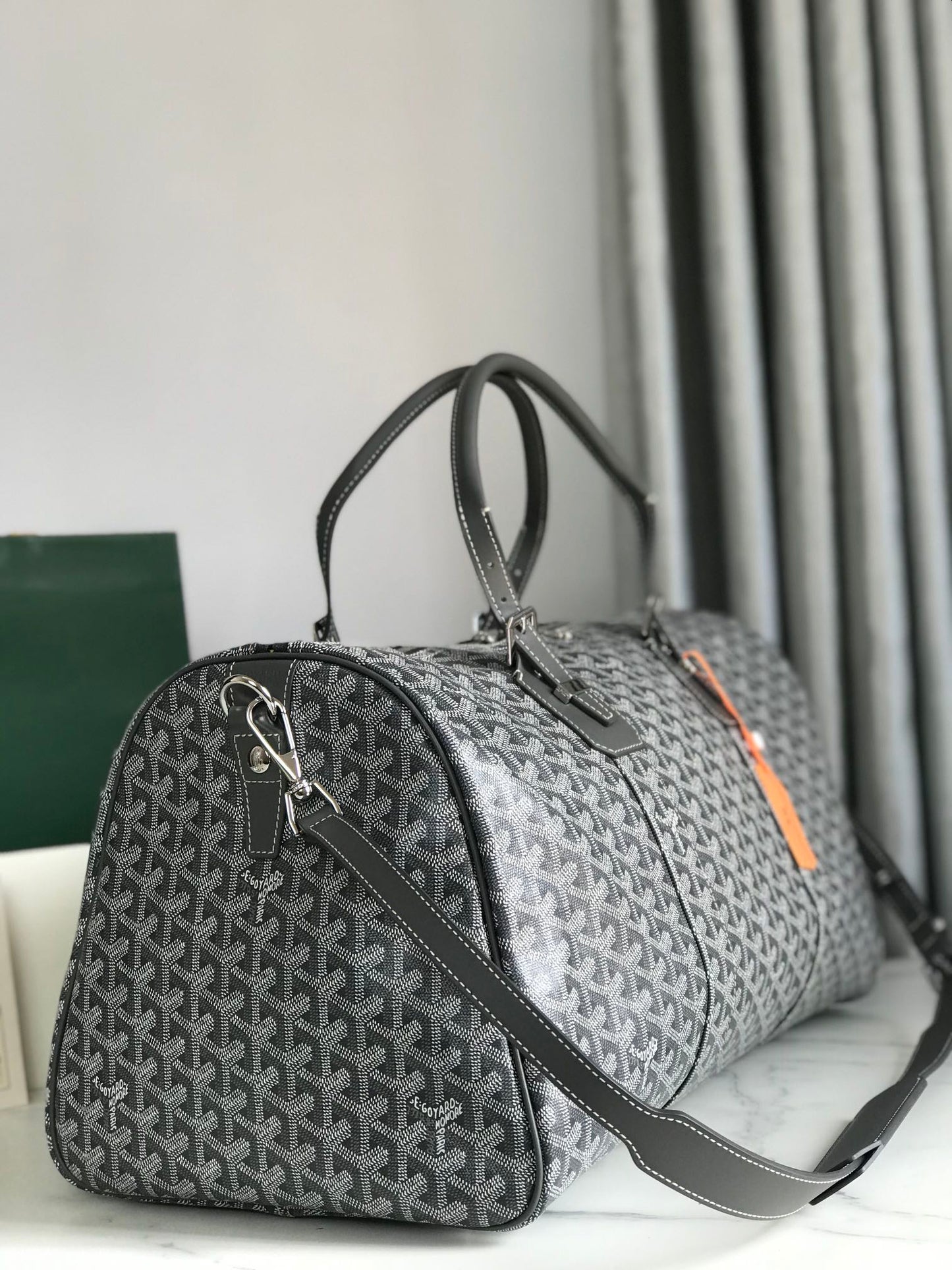 SAC BOSTON 50 EN TOILE GOYARDINE GRISE ET GARNITURES EN CUIR DE VEAU