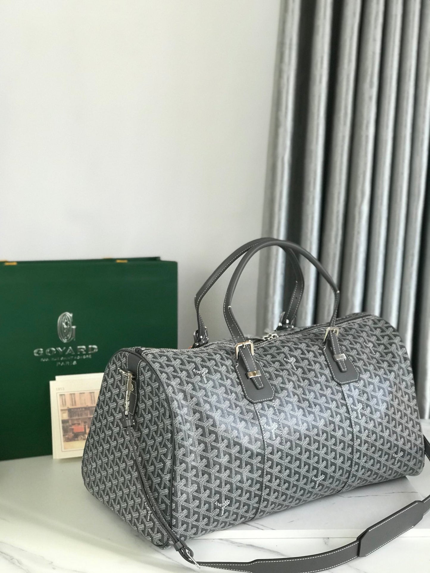 SAC BOSTON 50 EN TOILE GOYARDINE GRISE ET GARNITURES EN CUIR DE VEAU