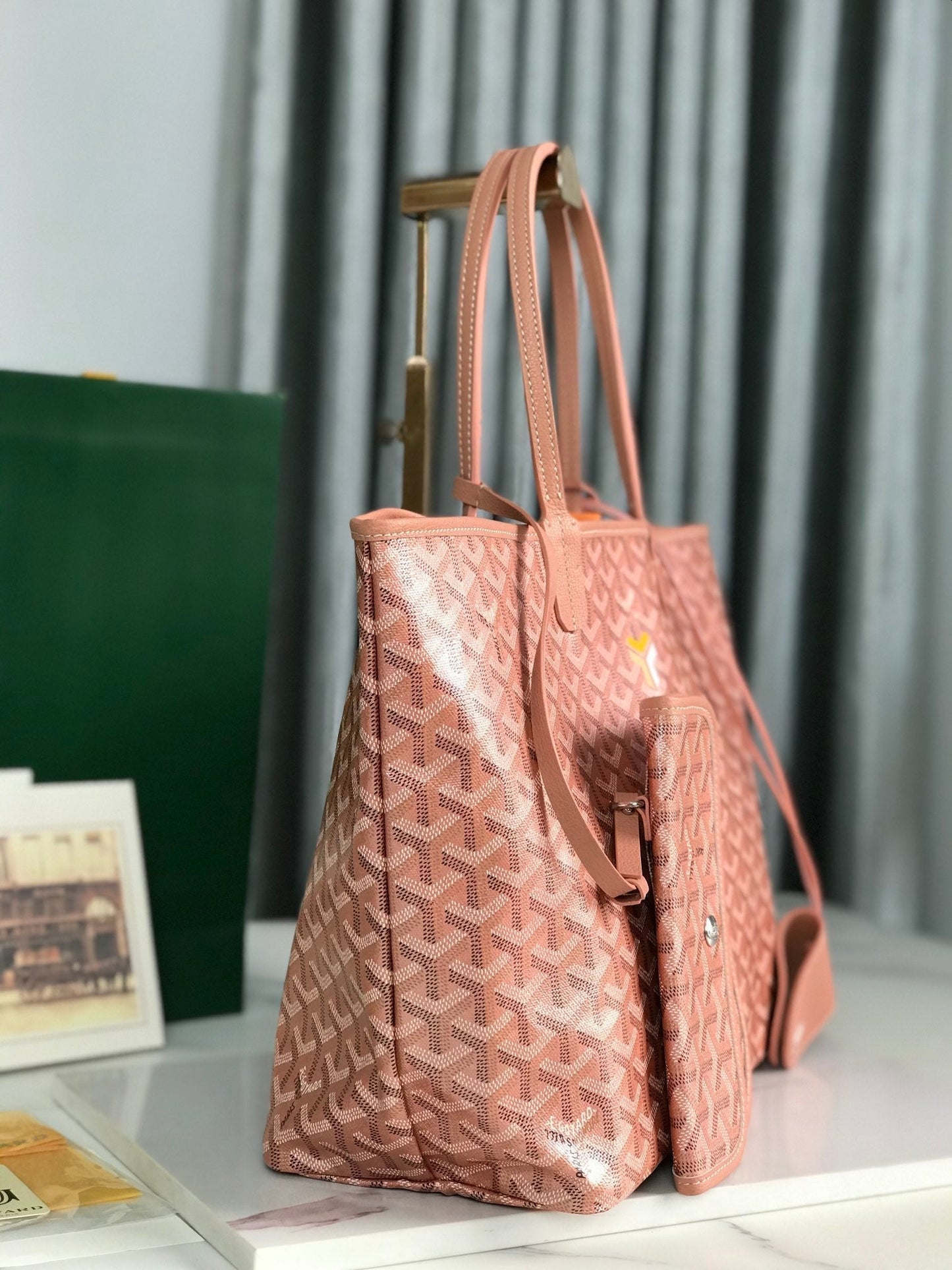 Bolso Saint Louis PM de 34 cm en lona rosa con estampado de chevrolet y piel de becerro