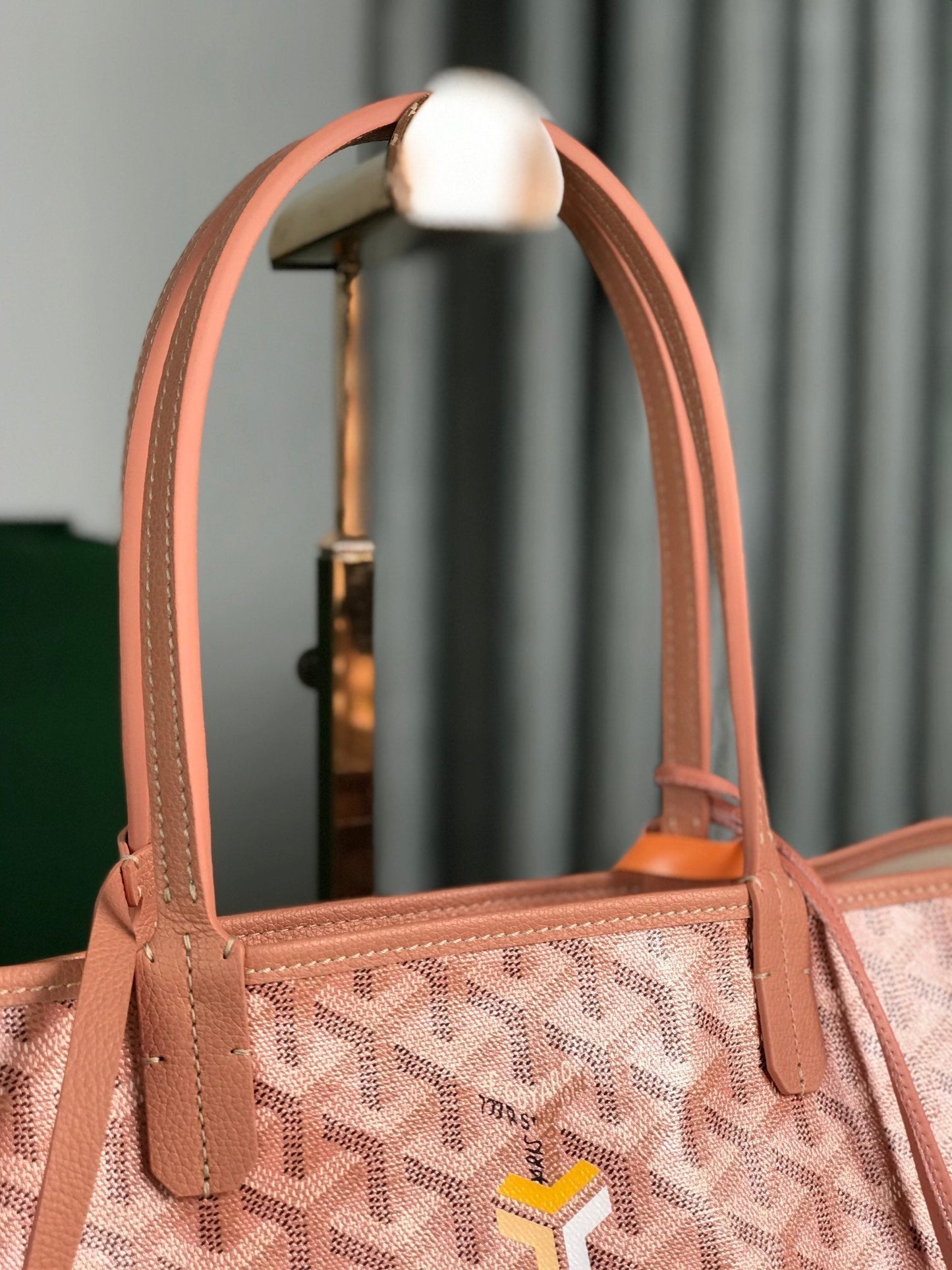 Bolso Saint Louis PM de 34 cm en lona rosa con estampado de chevrolet y piel de becerro