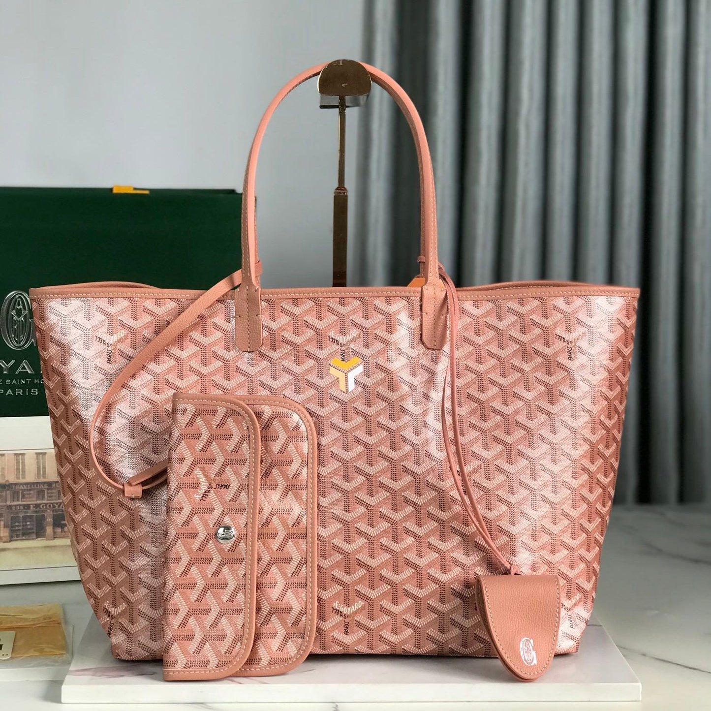 Bolso Saint Louis PM de 34 cm en lona rosa con estampado de chevrolet y piel de becerro