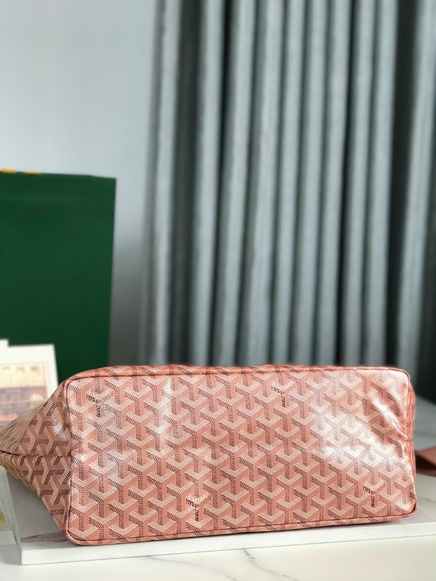 Bolso Saint Louis PM de 34 cm en lona rosa con estampado de chevrolet y piel de becerro