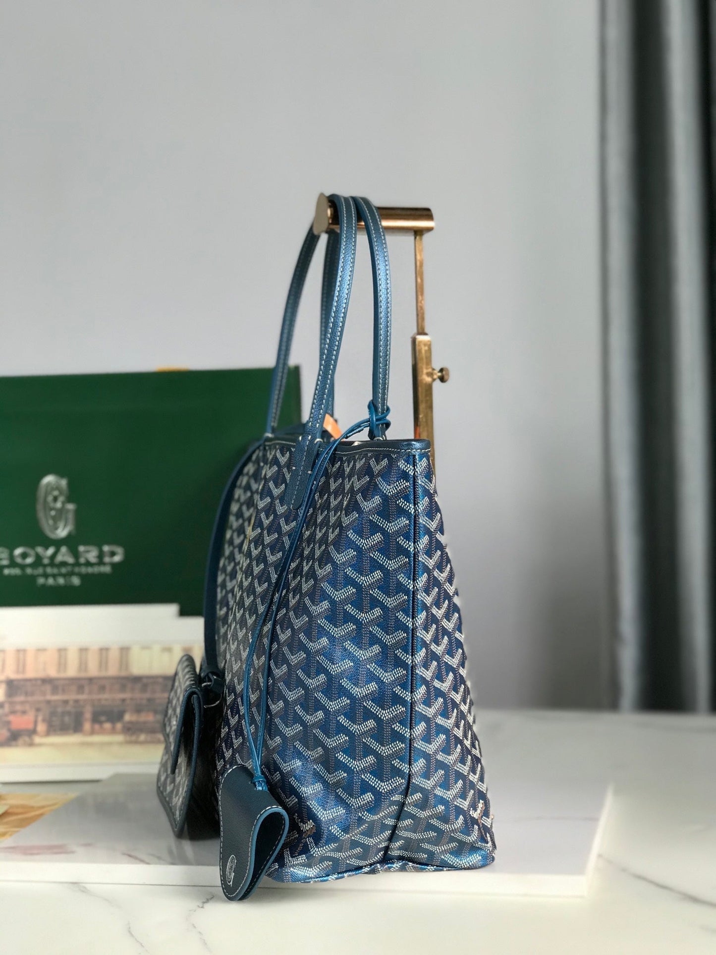 Bolso Saint Louis PM de 34 cm en lona azul marino con estampado de chevrolet y piel de becerro