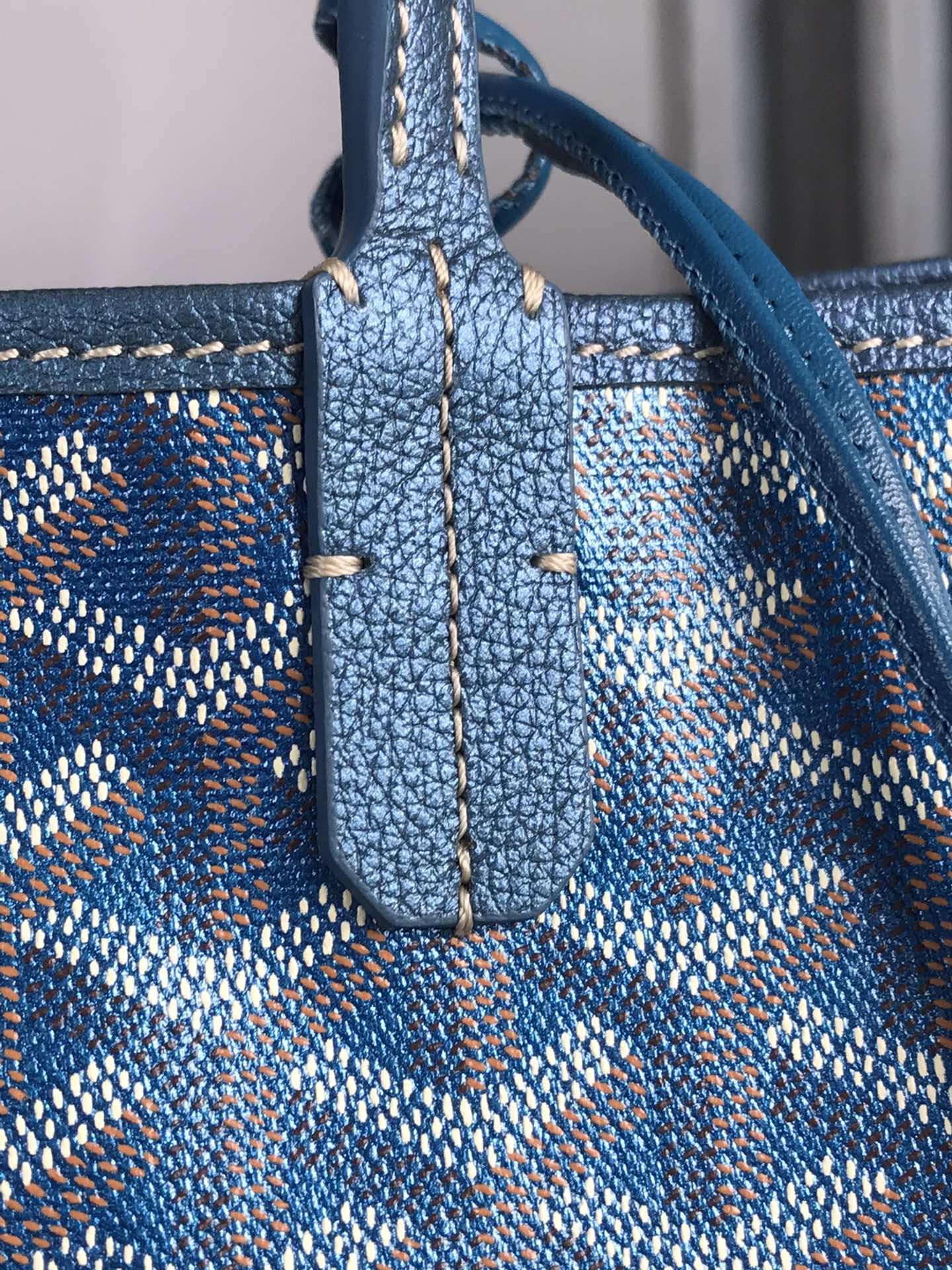 Bolso Saint Louis PM de 34 cm en lona azul marino con estampado de chevrolet y piel de becerro