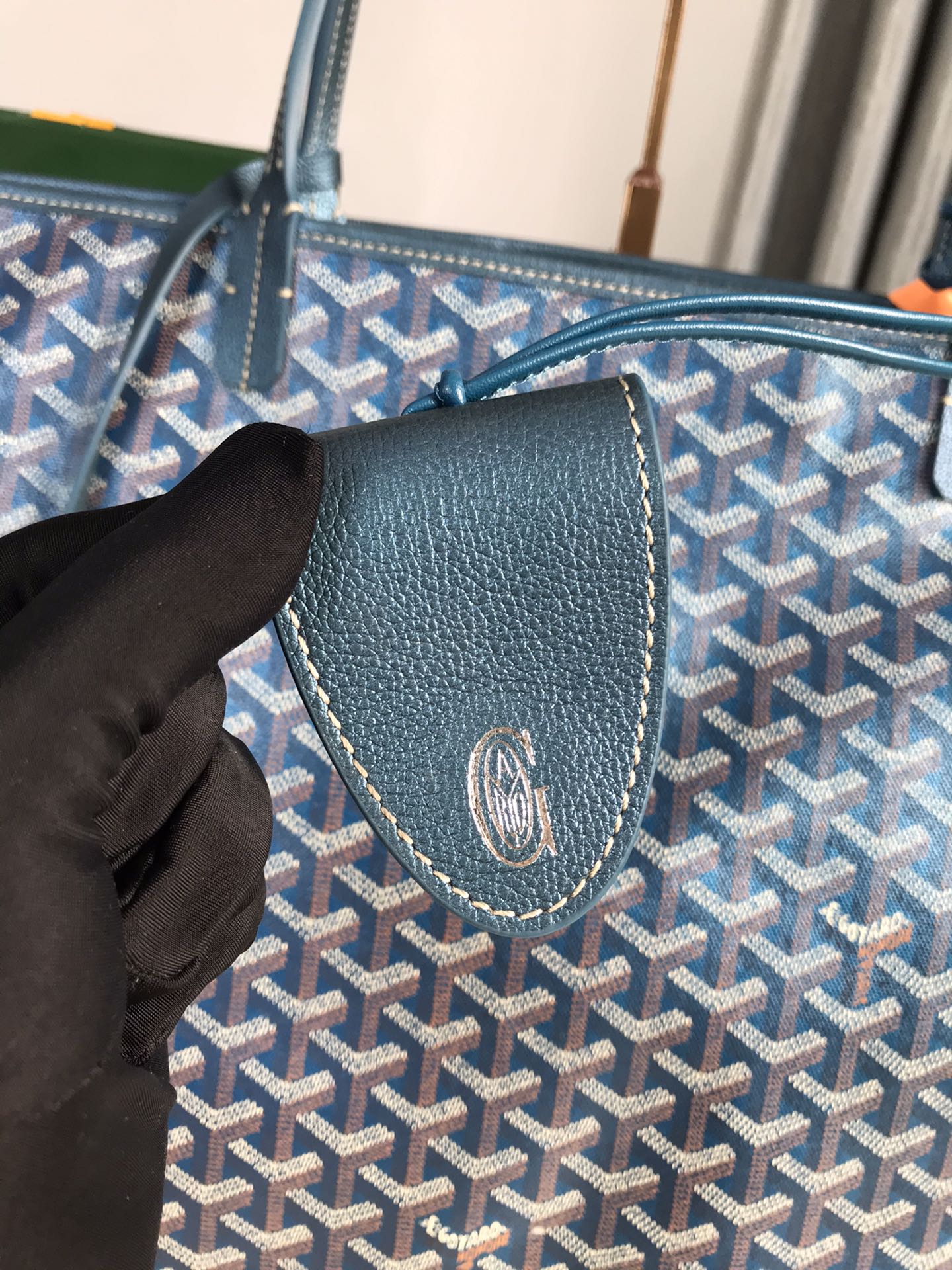 Bolso GM Saint Louis de 40 cm en lona azul marino con estampado de chevrolet y piel de becerro