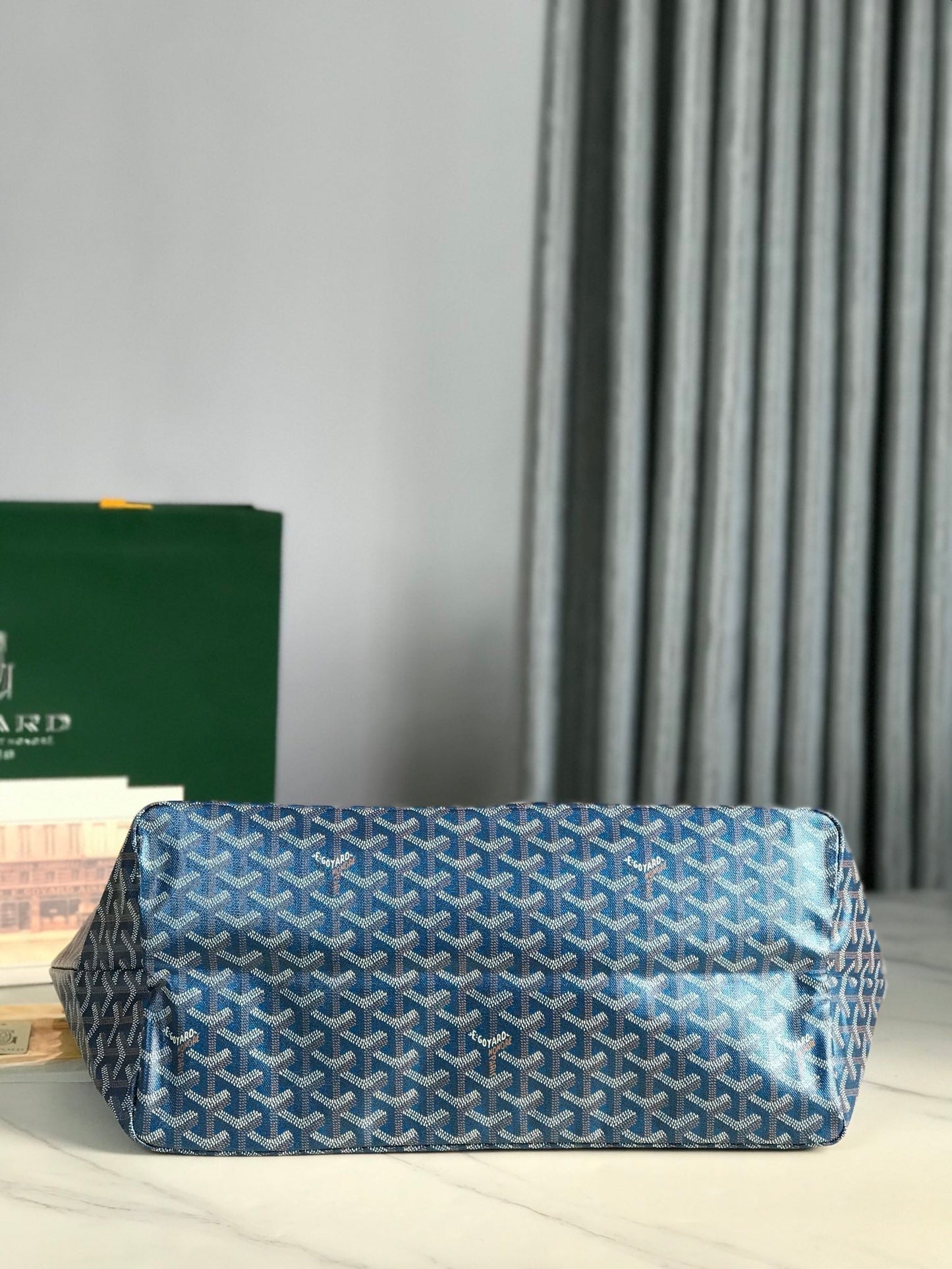 Bolso GM Saint Louis de 40 cm en lona azul marino con estampado de chevrolet y piel de becerro