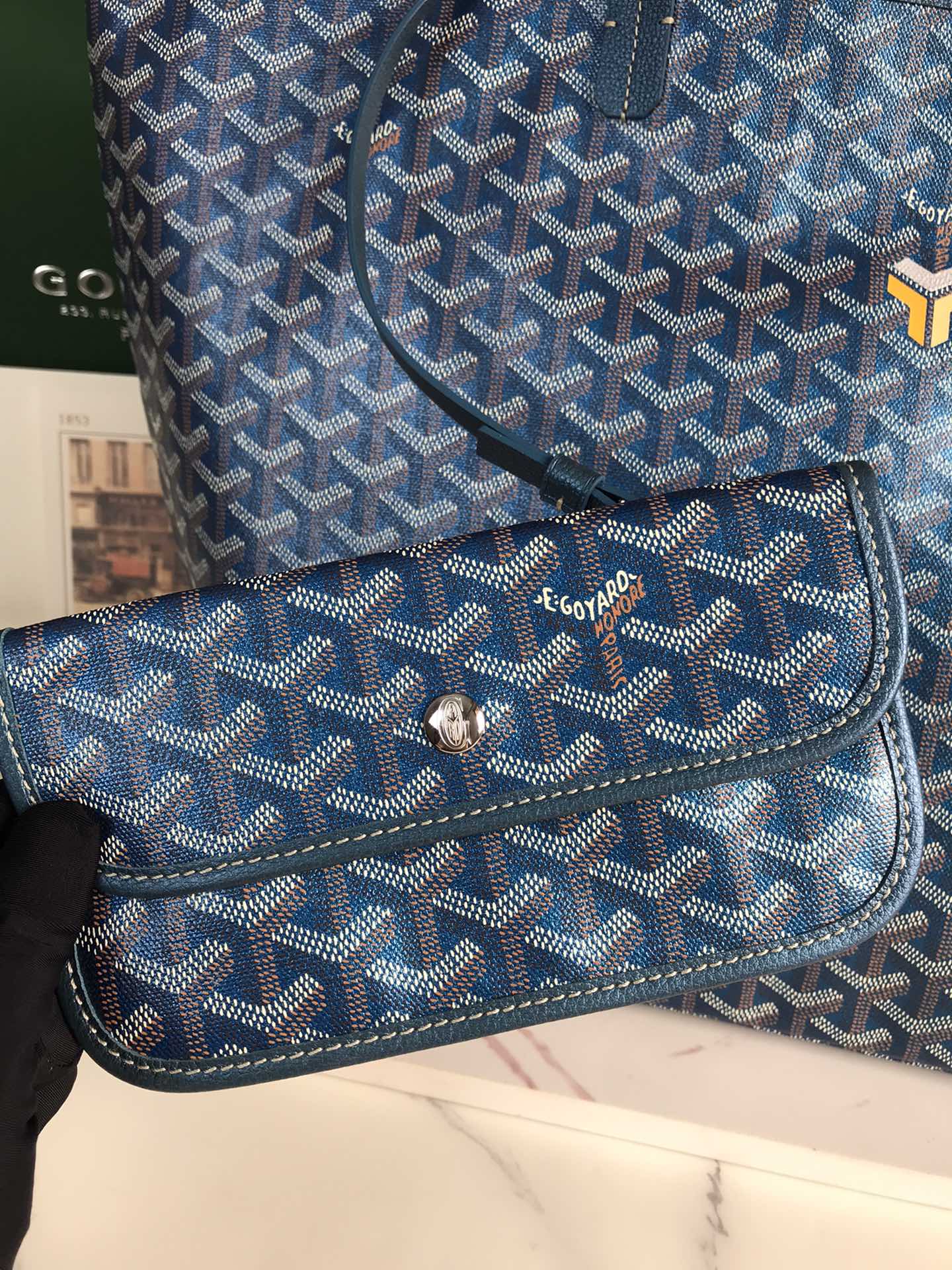 Bolso GM Saint Louis de 40 cm en lona azul marino con estampado de chevrolet y piel de becerro