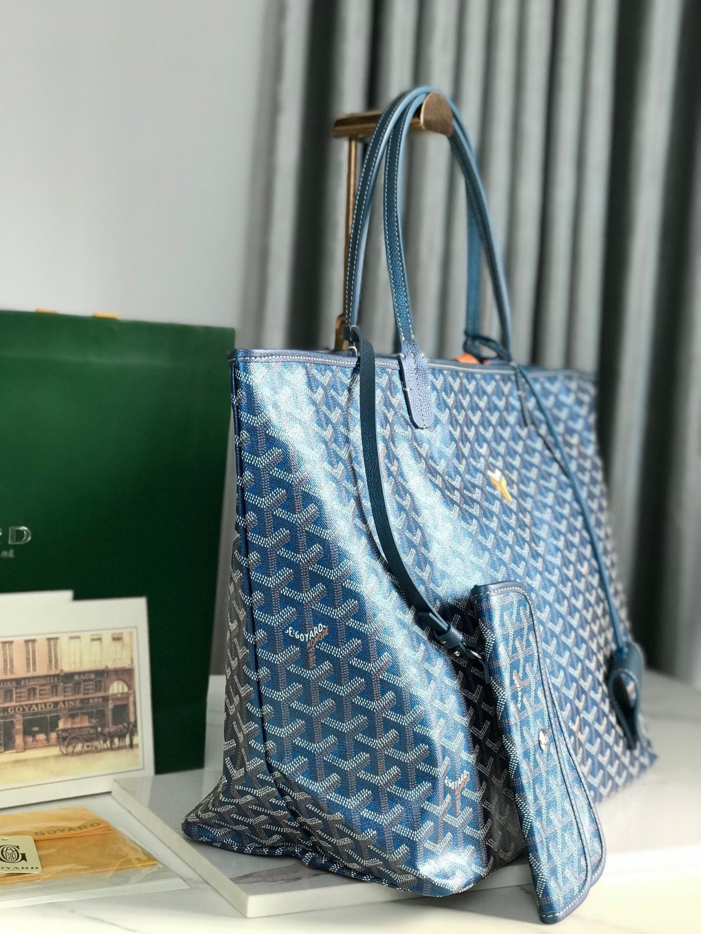 Bolso GM Saint Louis de 40 cm en lona azul marino con estampado de chevrolet y piel de becerro