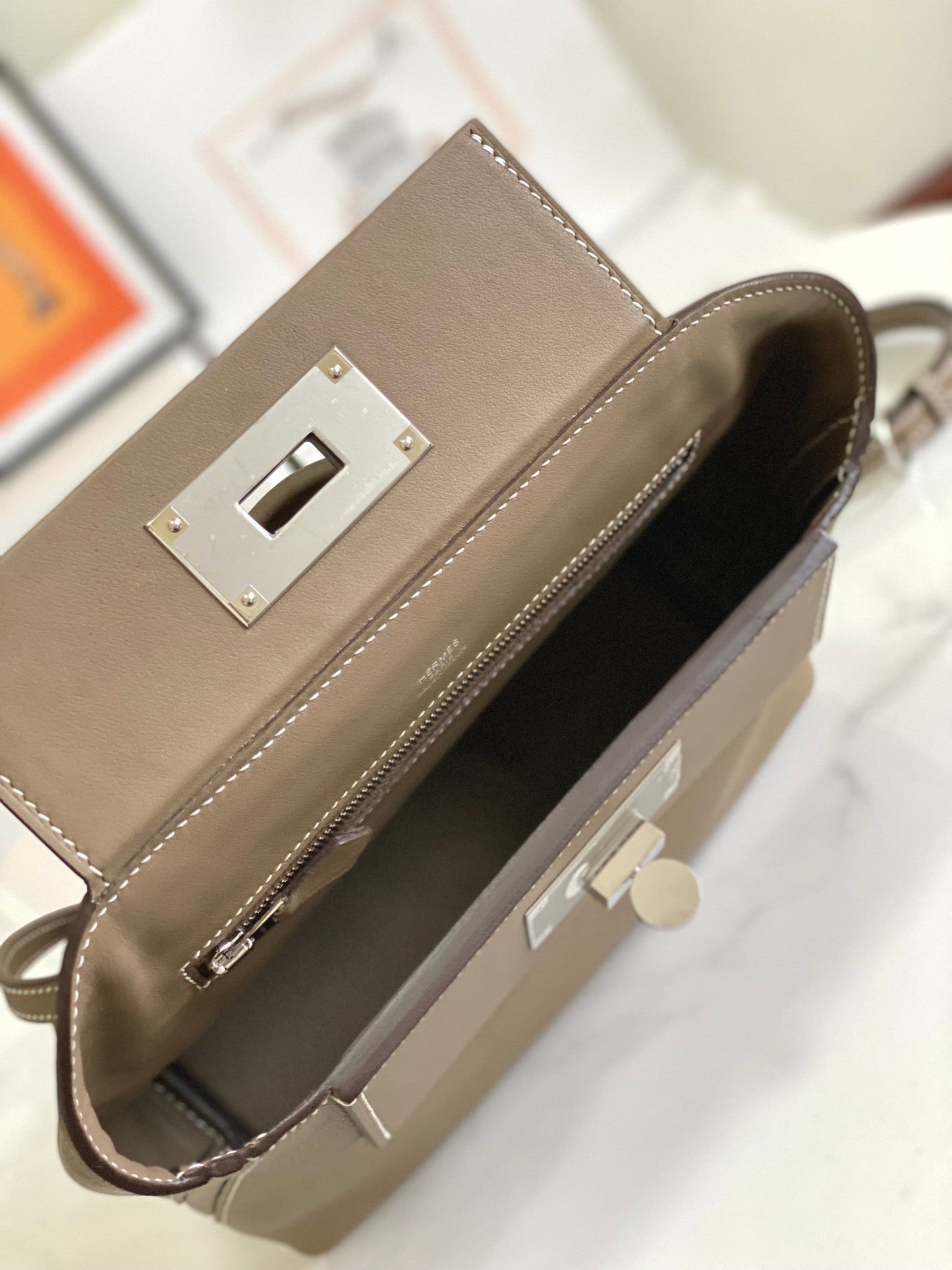 Bolso mini HM 24/24 de 21 cm, piel Etoupe Evercolor, herrajes plateados