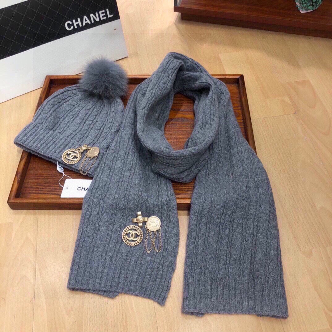 CONJUNTO DE TRES PIEZAS EN CACHEMIR GRIS TIBURÓN 424000