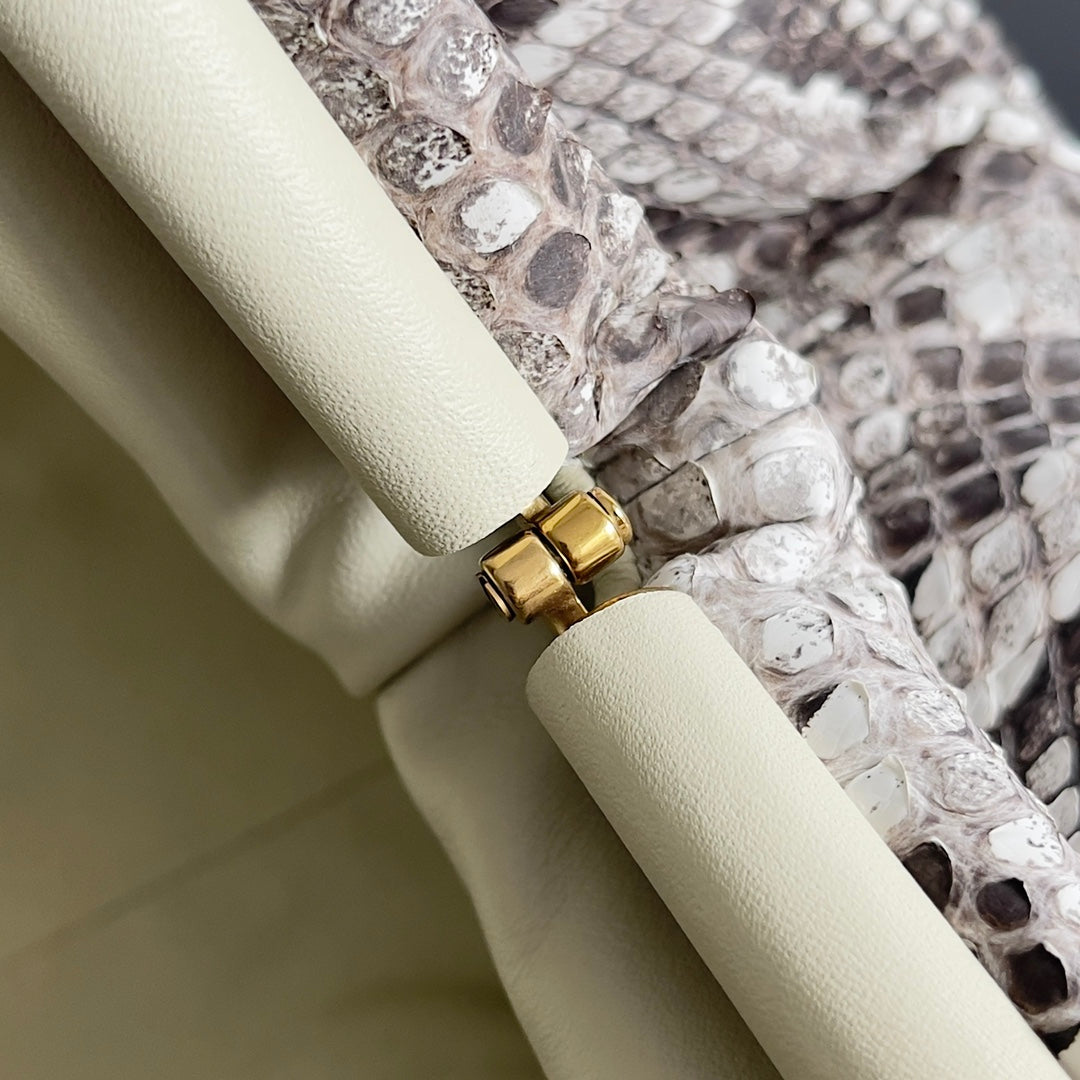 Pochette BV 38 cm en python avec finitions en cuir 209318