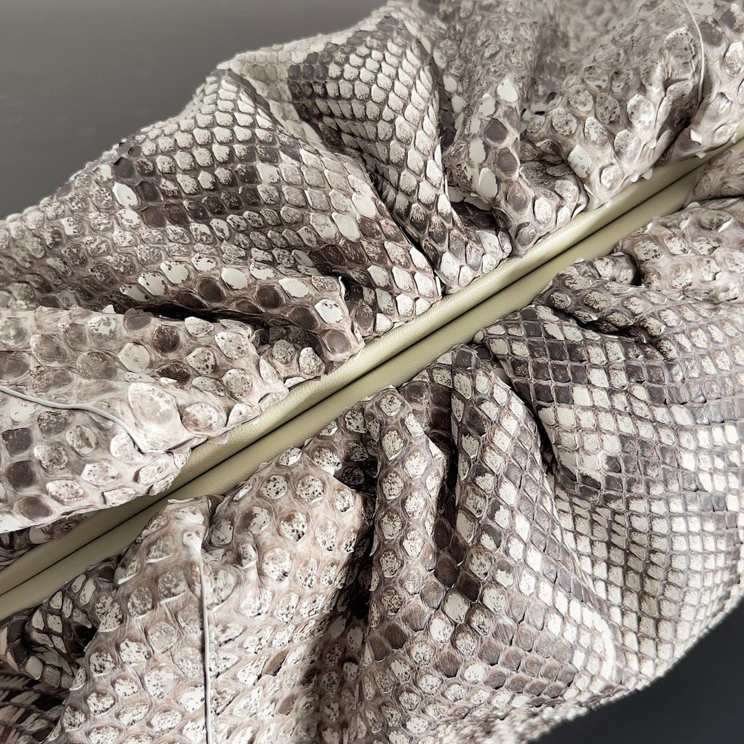 Pochette BV 38 cm en python avec finitions en cuir 209318