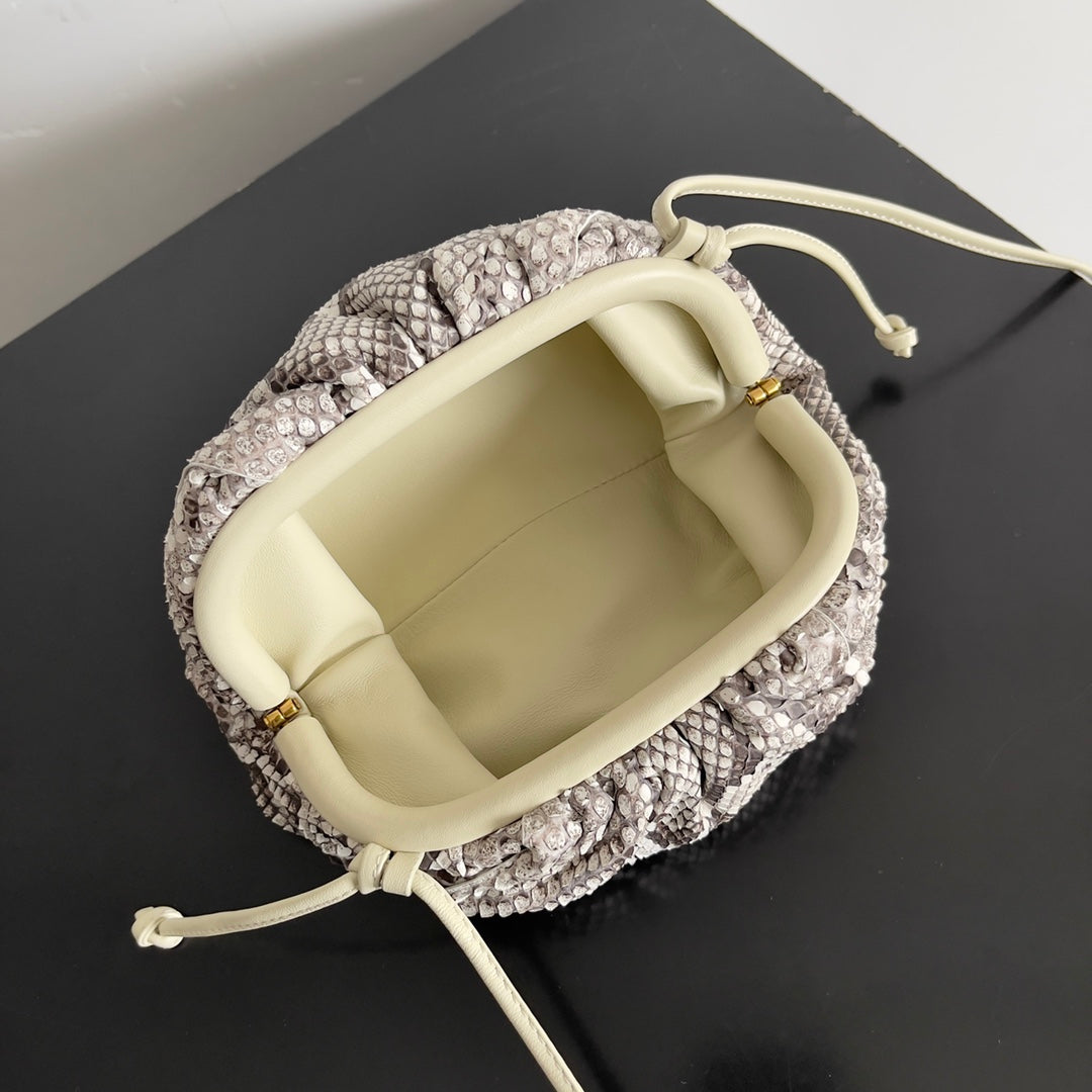 Mini sac pochette BV 22 cm en python avec finitions en cuir 209316