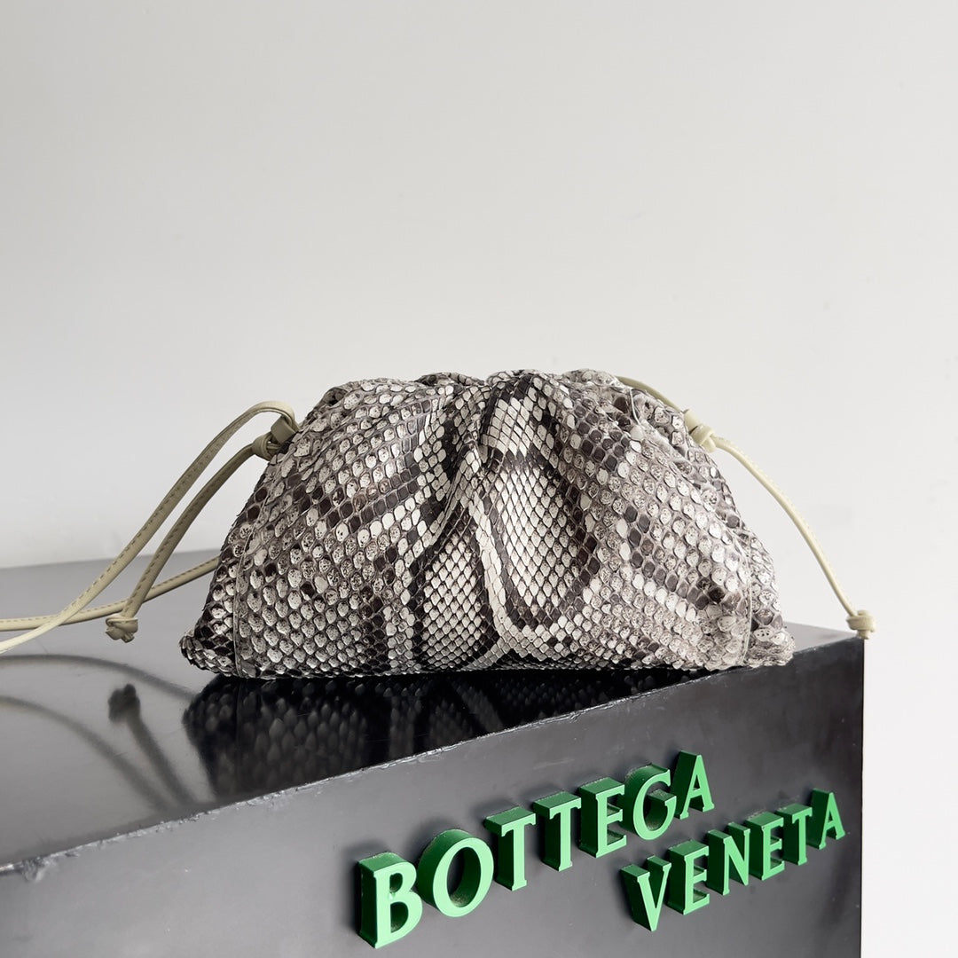 Mini sac pochette BV 22 cm en python avec finitions en cuir 209316