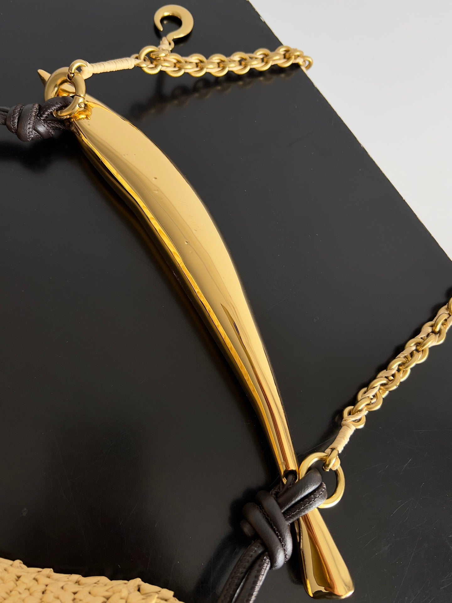 BV Sardine 33 con cadena en rafia beige 209338