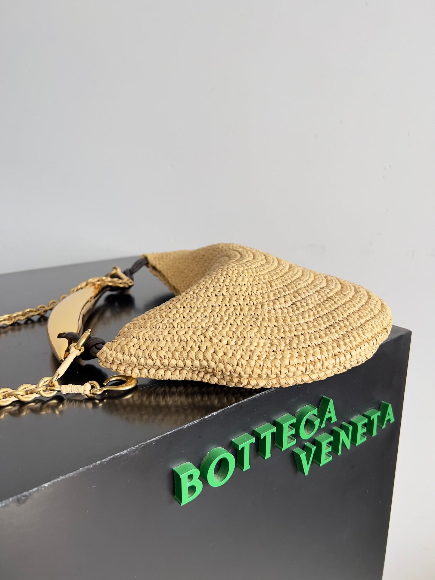 BV Sardine 33 con cadena en rafia beige 209338