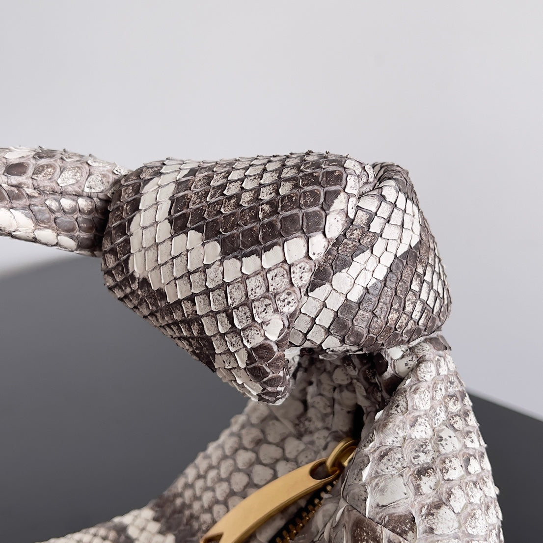 Sac à main BV Mini Jodie 23 cm en cuir python 209323