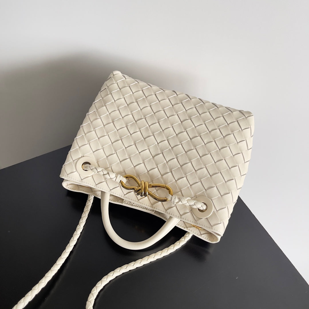 BV Small Andiamo 25 en piel de cordero color crema Ghw 249677