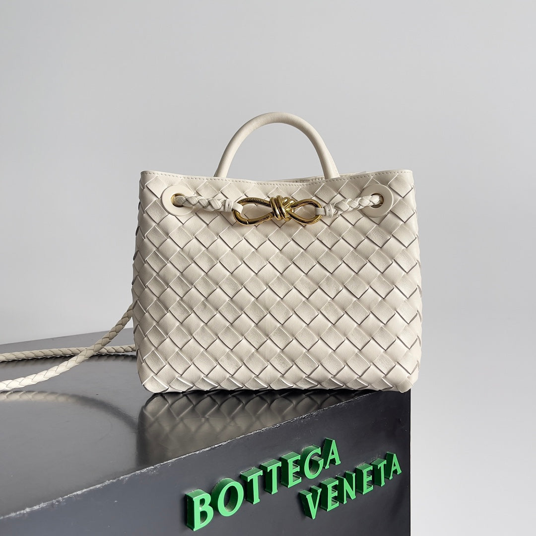 BV Small Andiamo 25 en piel de cordero color crema Ghw 249677