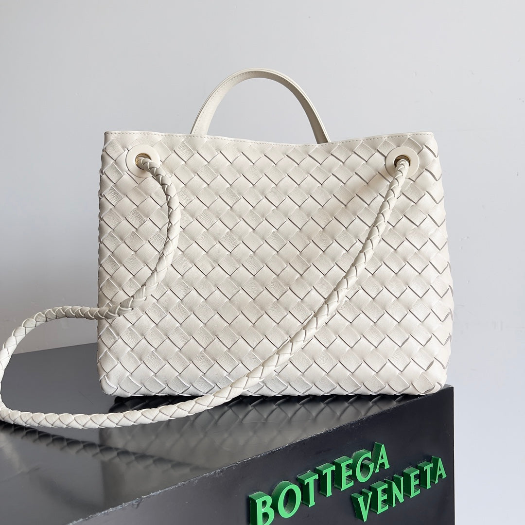 BV Medium Andiamo 32 En Piel De Cordero Crema Ghw 209094