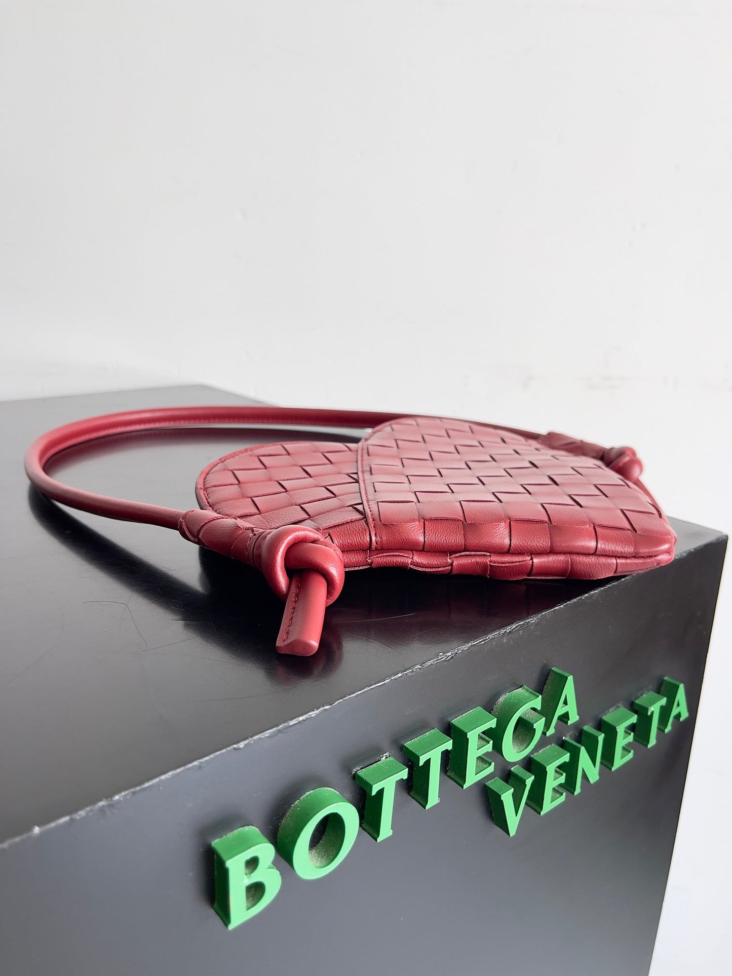 Bolso BV Solstice pequeño de 22 cn en piel de becerro roja 209088
