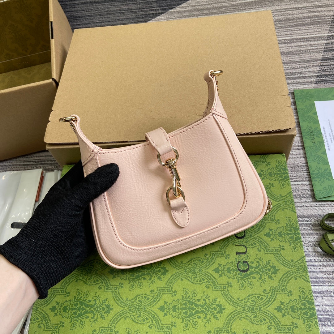 MINI BOLSO JACKIE NOTTE 19 EN PIEL DE BECERRO LACADA ROSA CLARO CON HERRAJES DORADOS